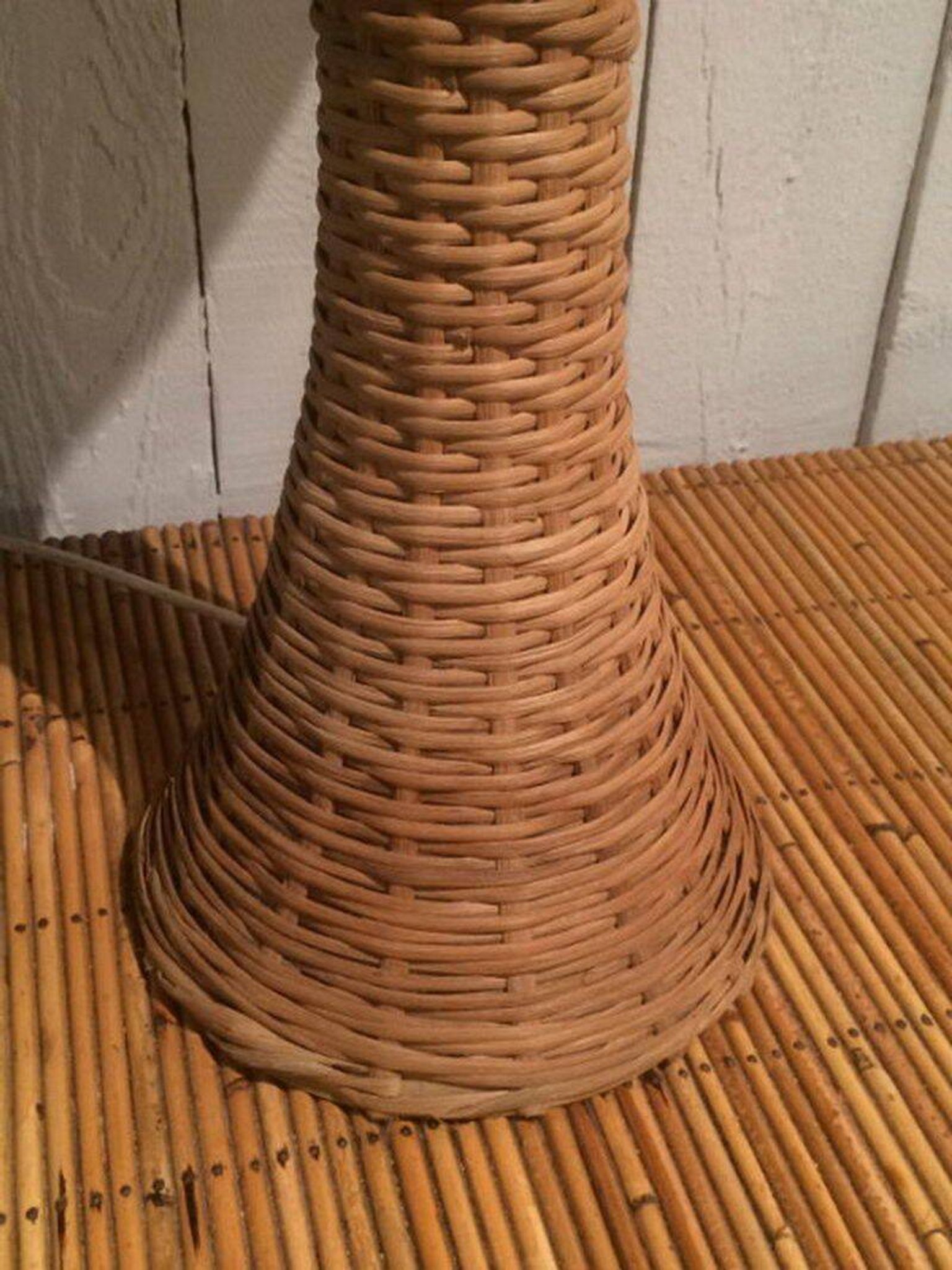 Grande lampe en rotin