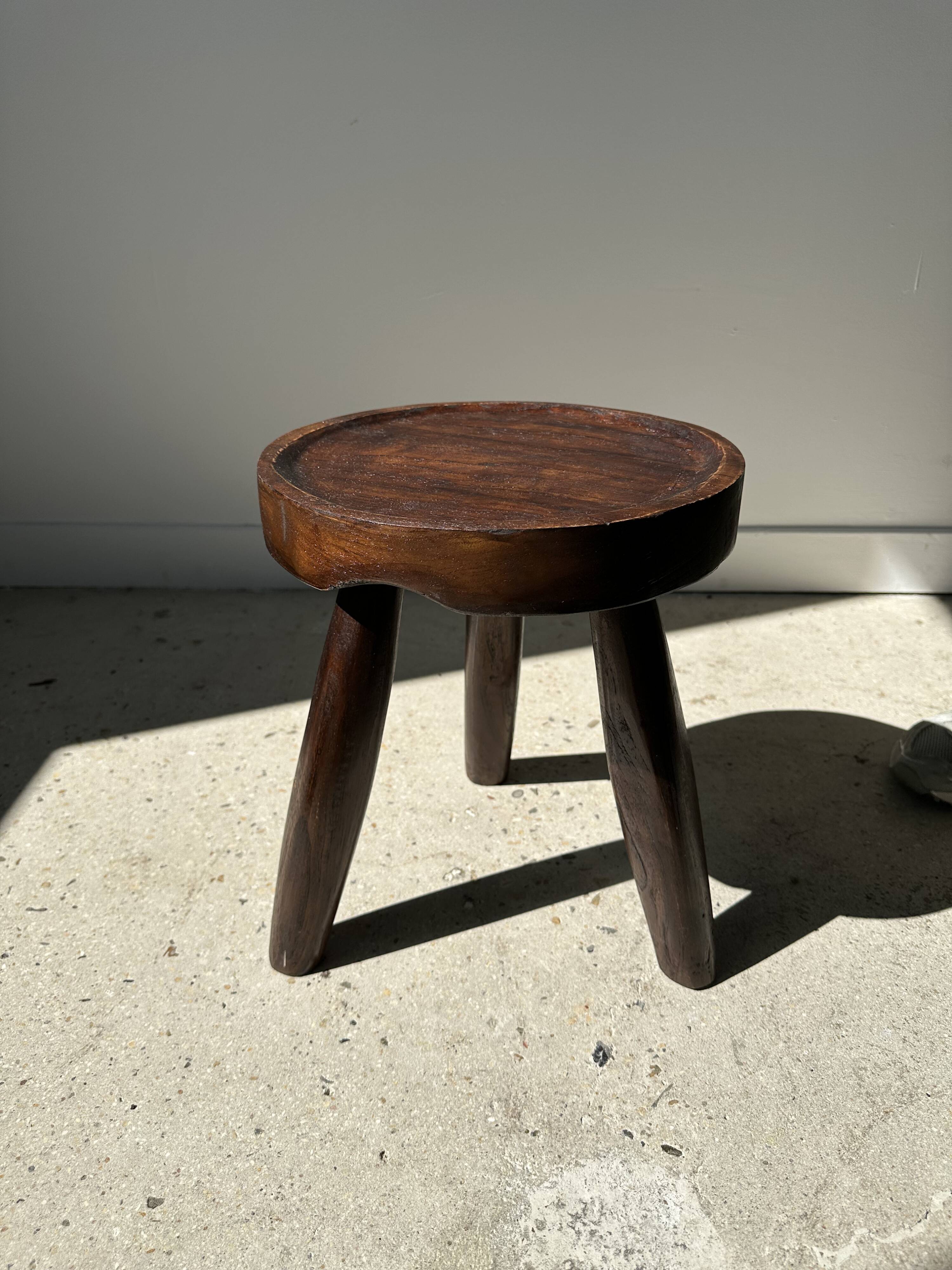 Low hollow upcycled teak tripod stool - Small brown solid wood stool circular seat cr
