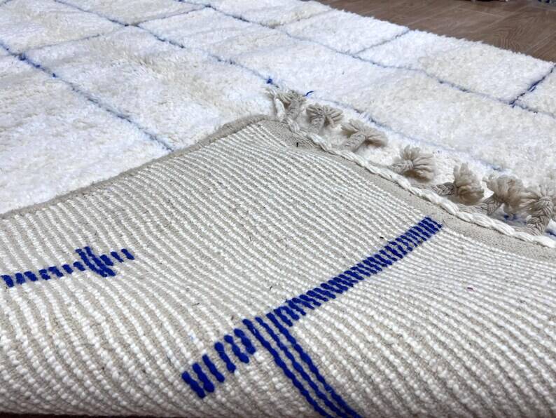 White and blue rug 250cmx150cm
