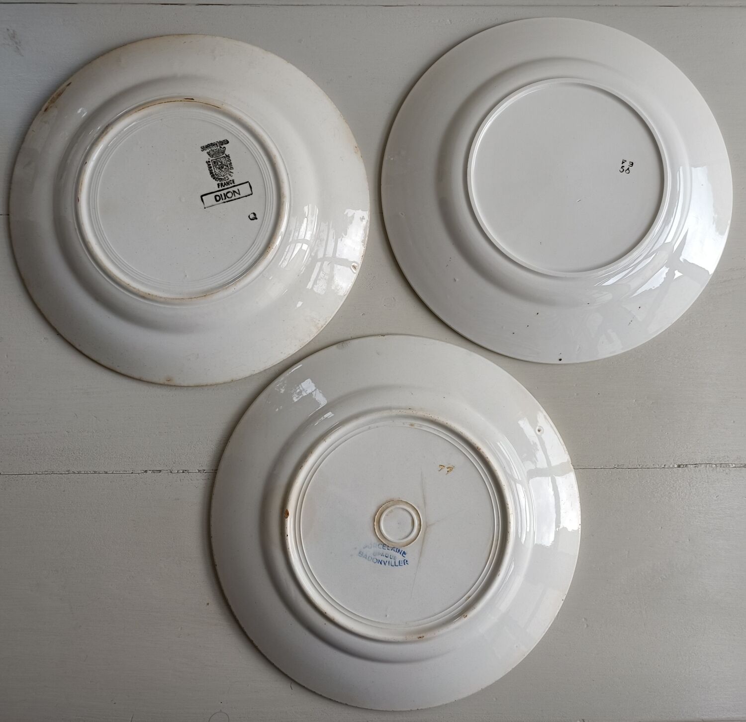 Six mismatched plates iron earth