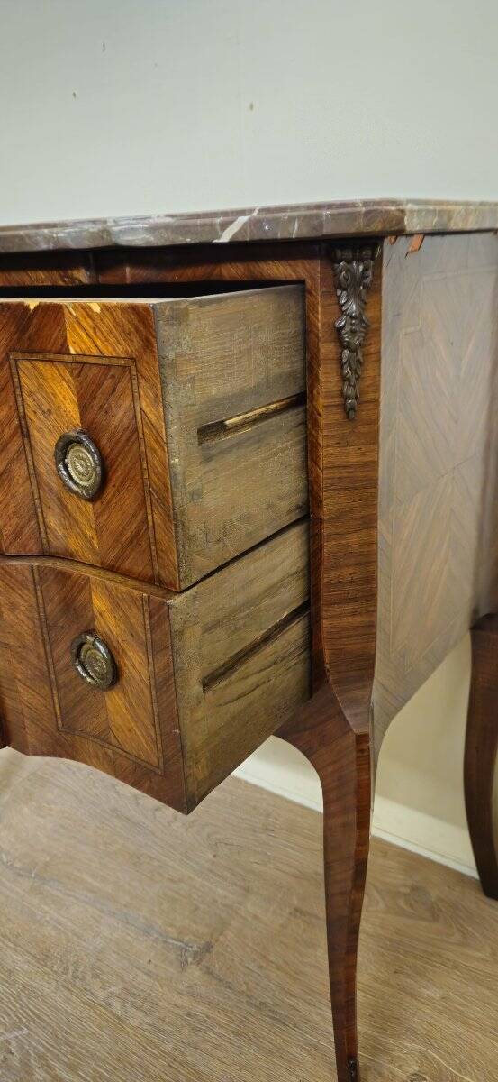 Louis XV style commode with a projection in marquetry.