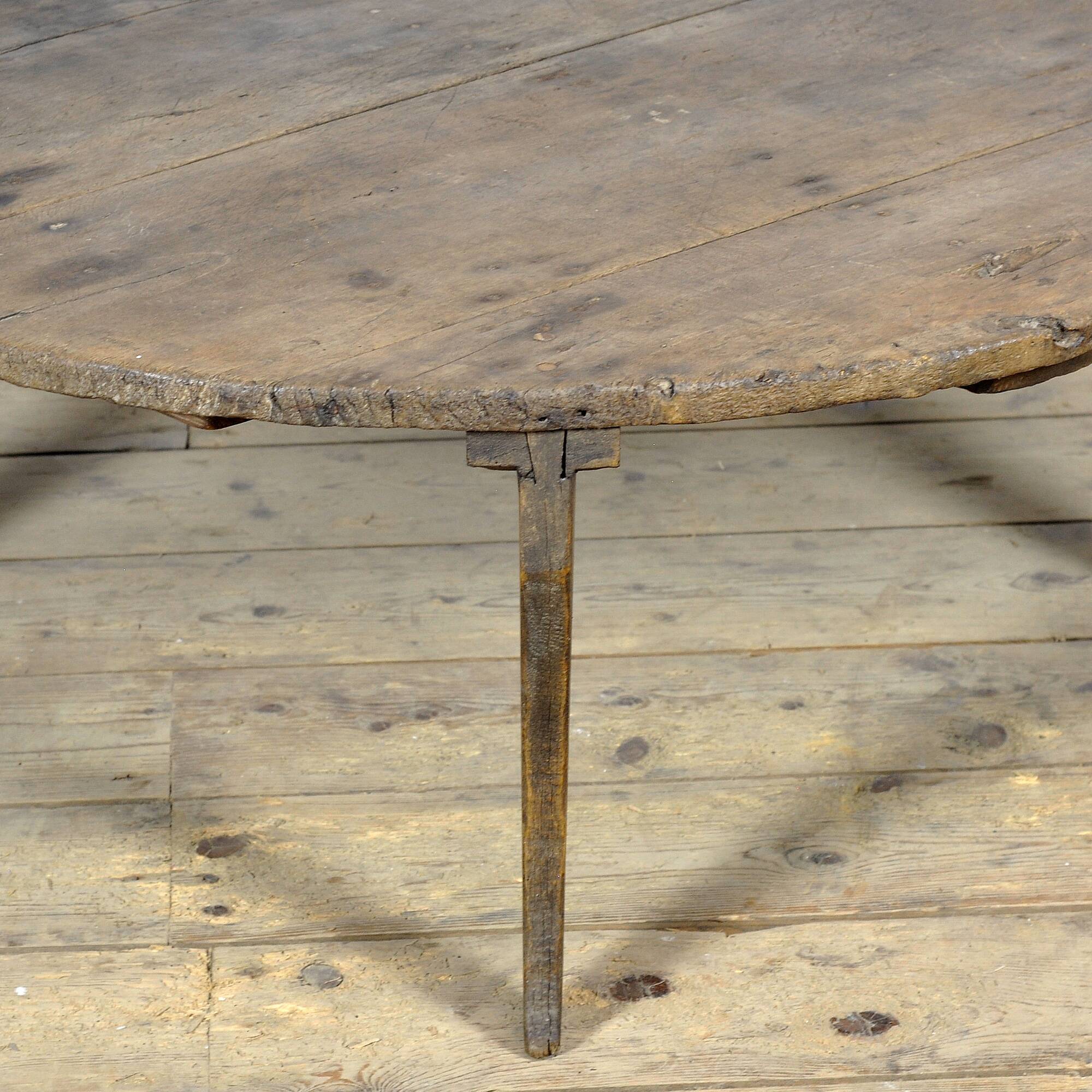 Petite table basse, vers 1920