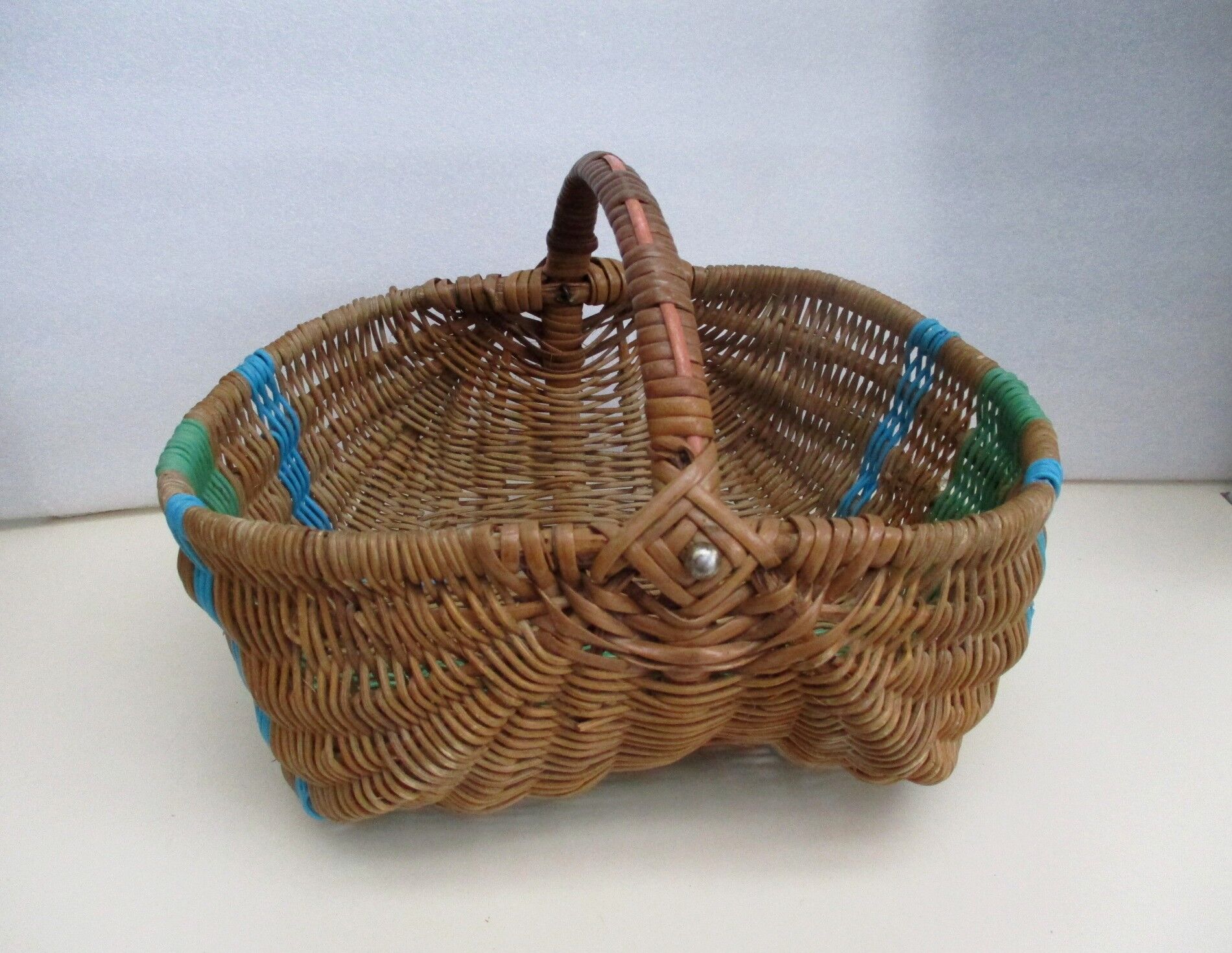 Rattan and scoubidou basket 60s