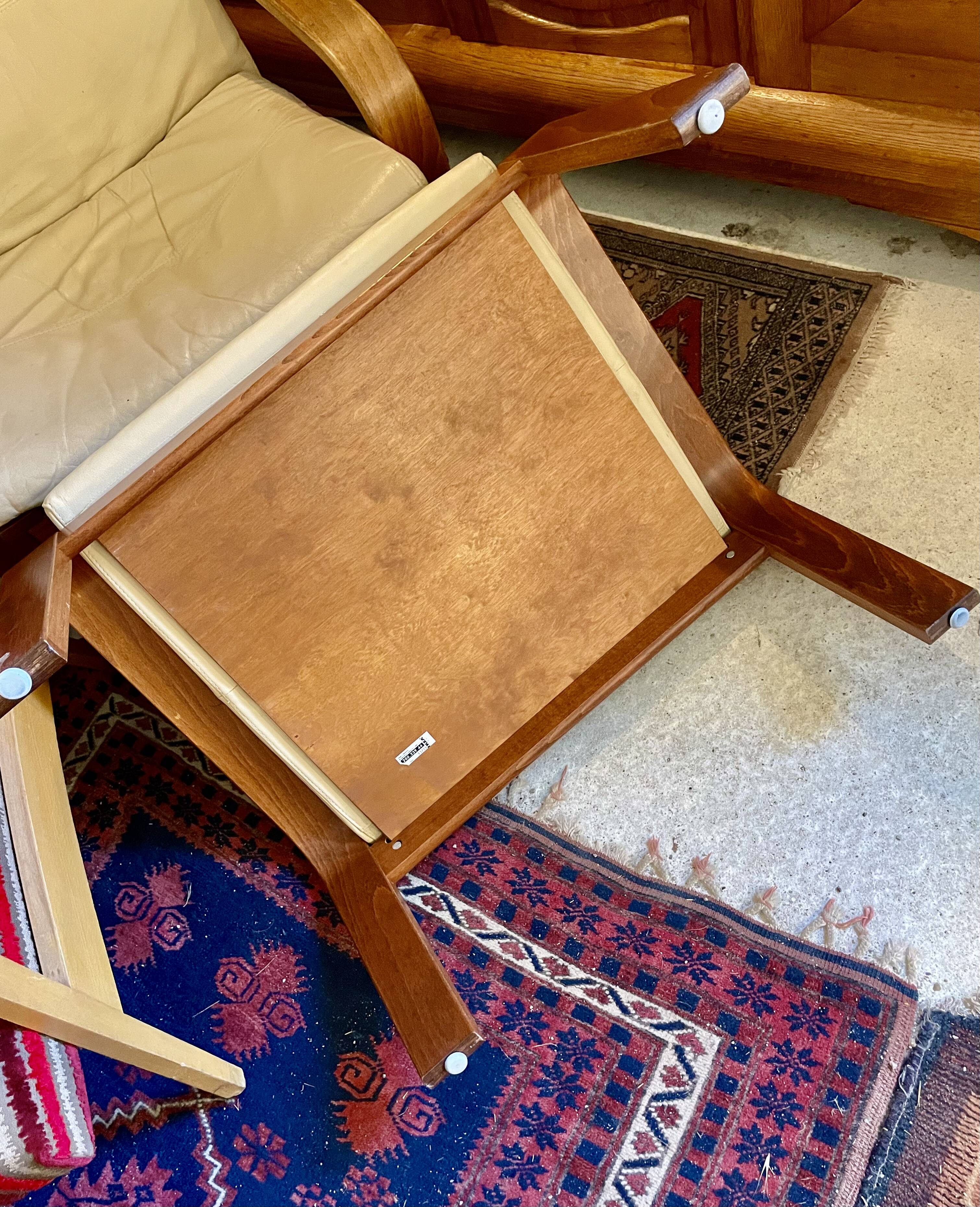 Fauteuil Poang et son ottoman