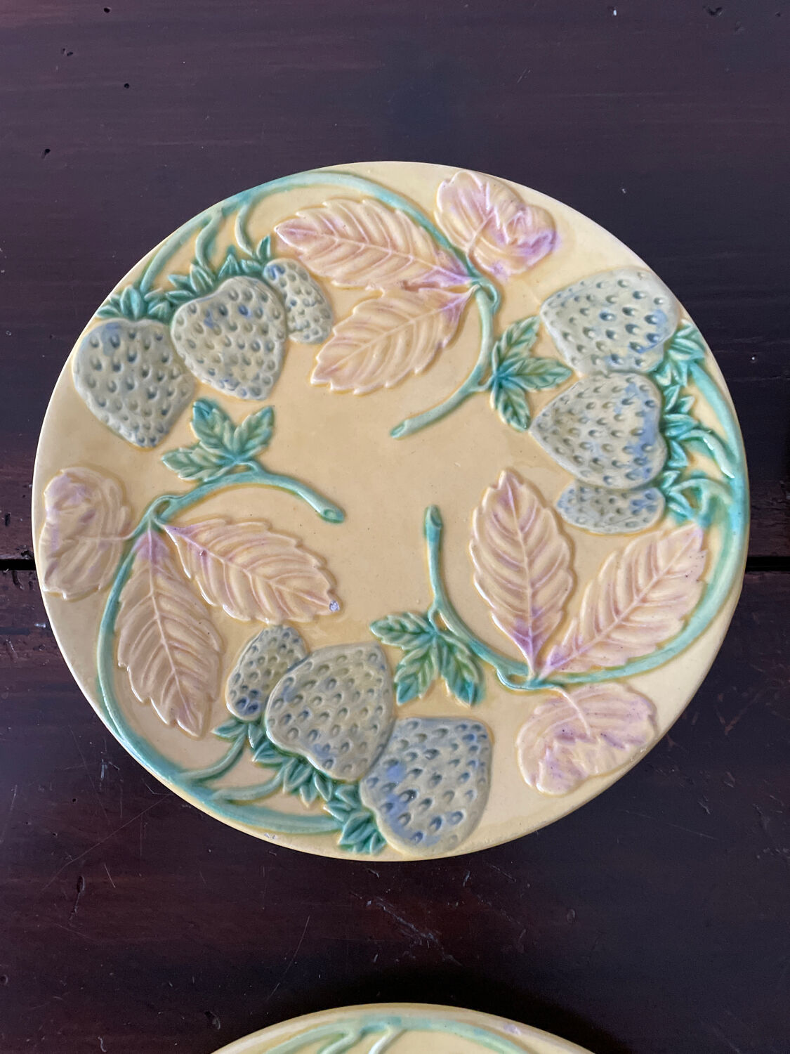 Set de 6 assiettes en barbotine vers 1930