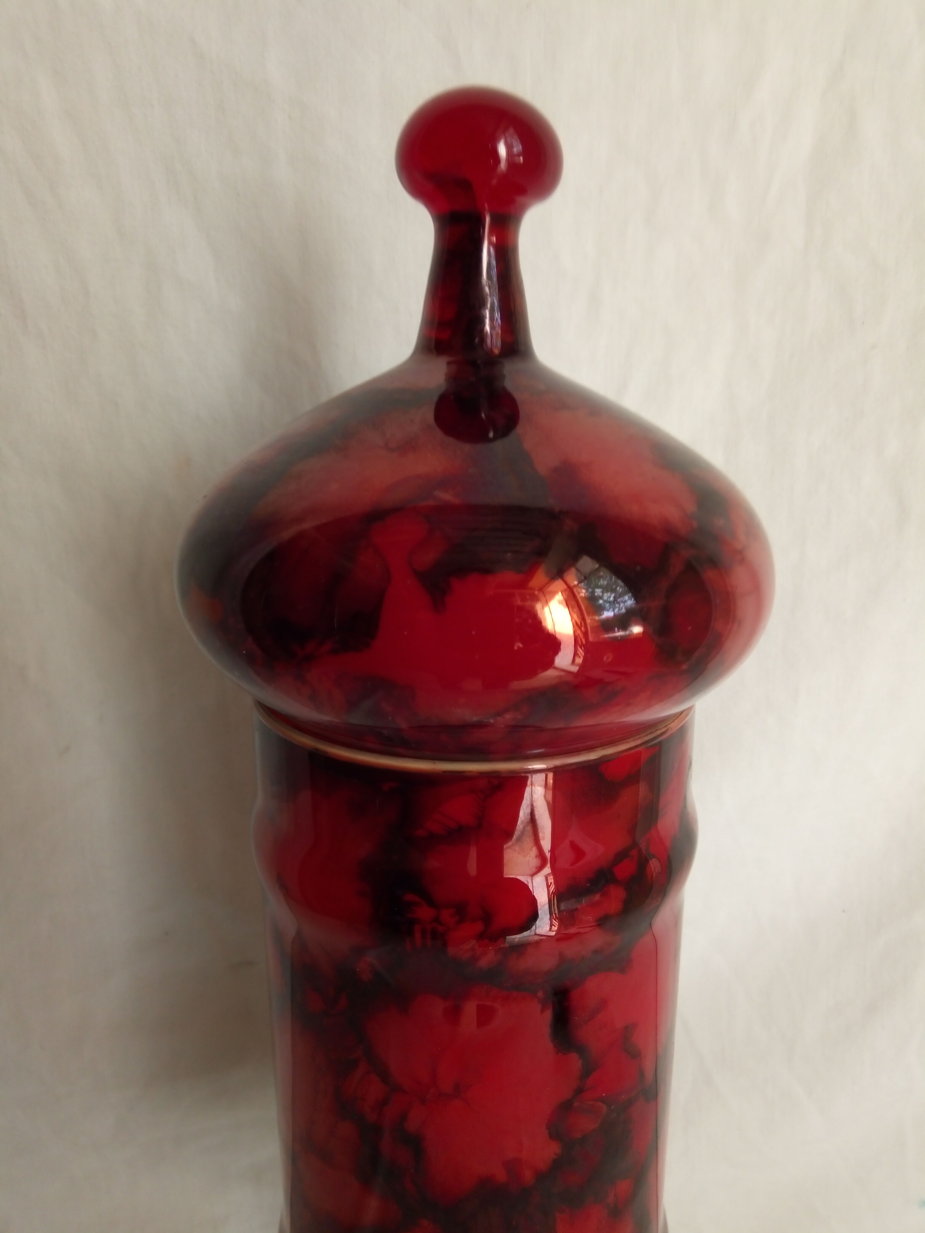 Covered pot in colored glass