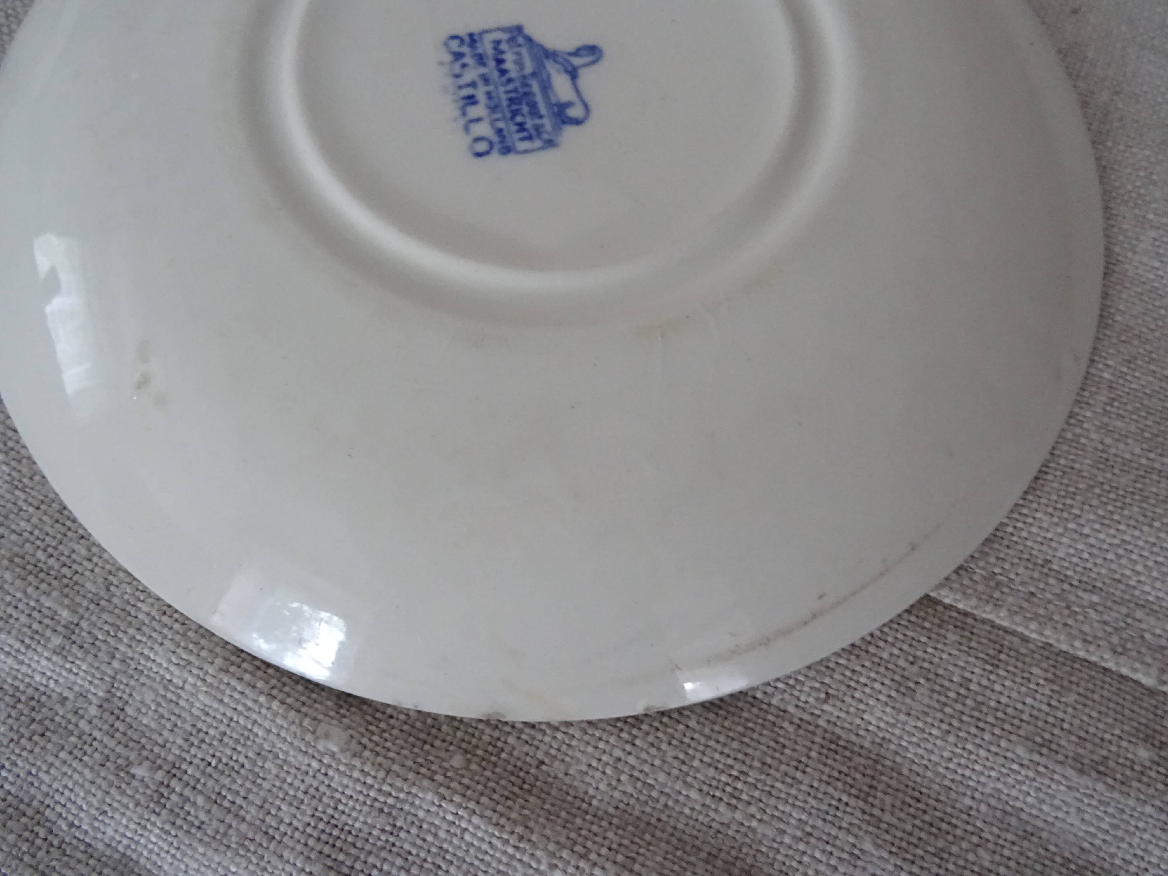 6 dessert plates and 2 blue cups P.Regout Maastricht Holland