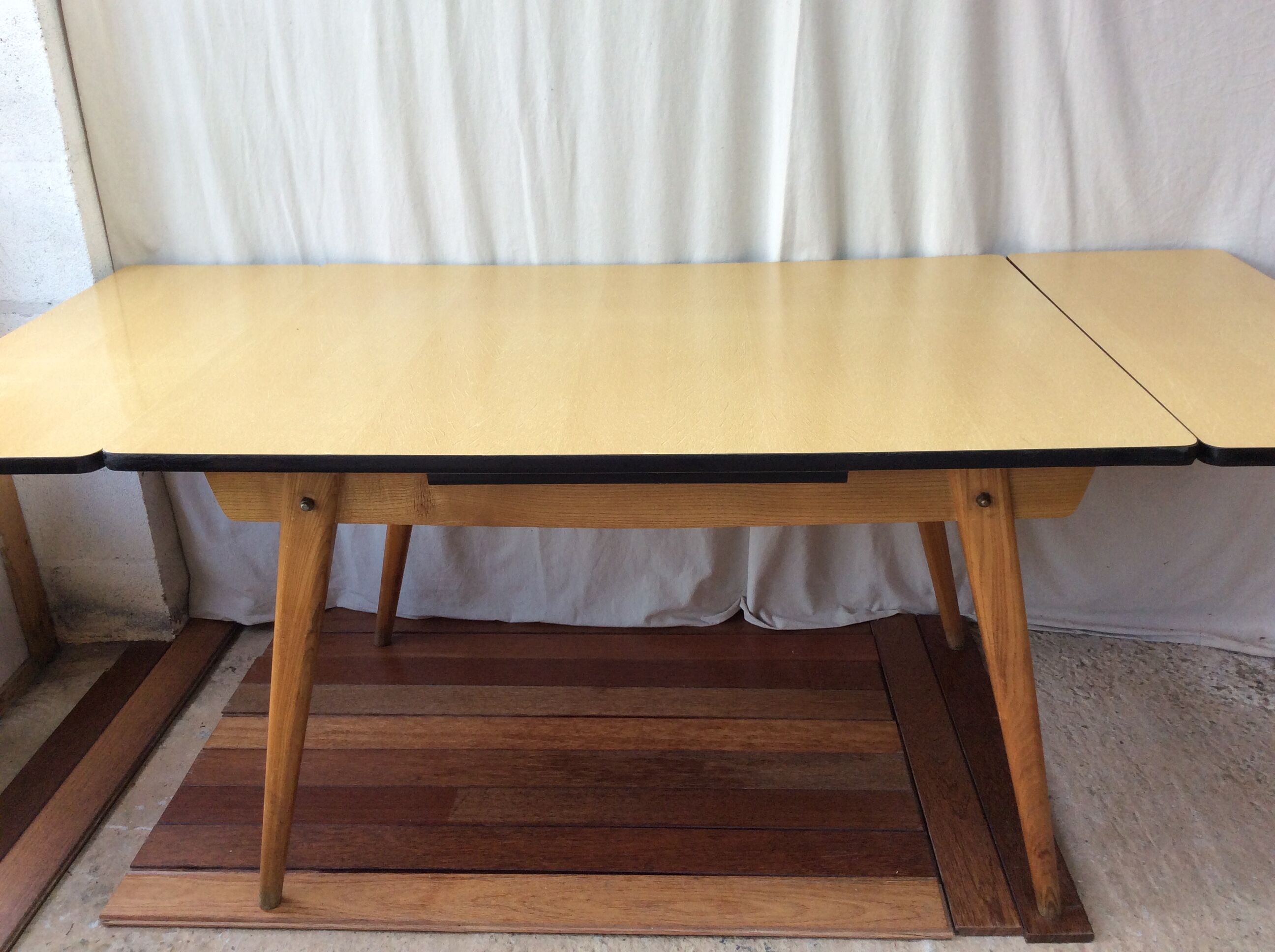 Table en bois et formica pieds compas