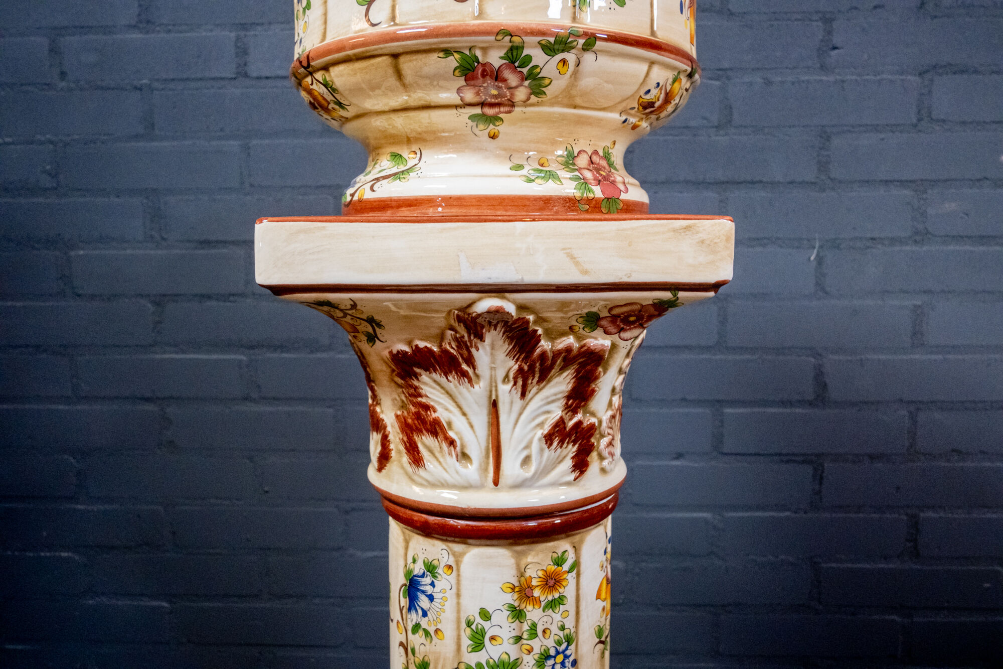 Piedestal with vase / flower pot