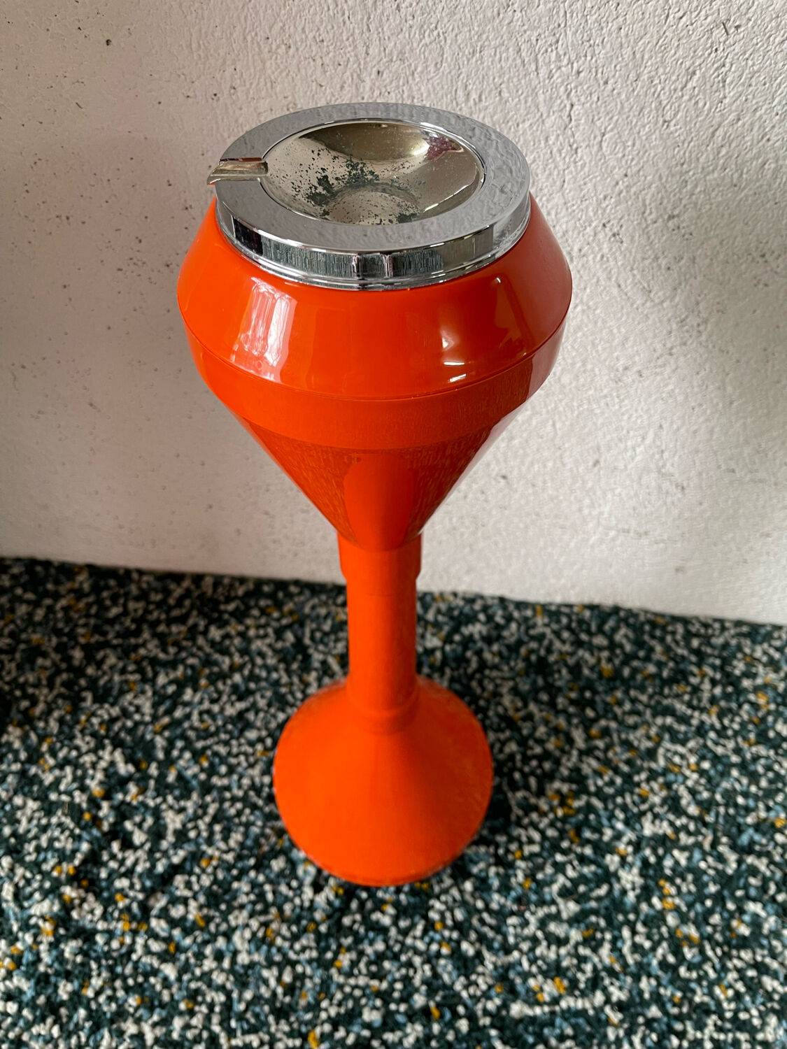 1970's Italian ashtray in mandarin orange plastic with its Space Age tulip foot