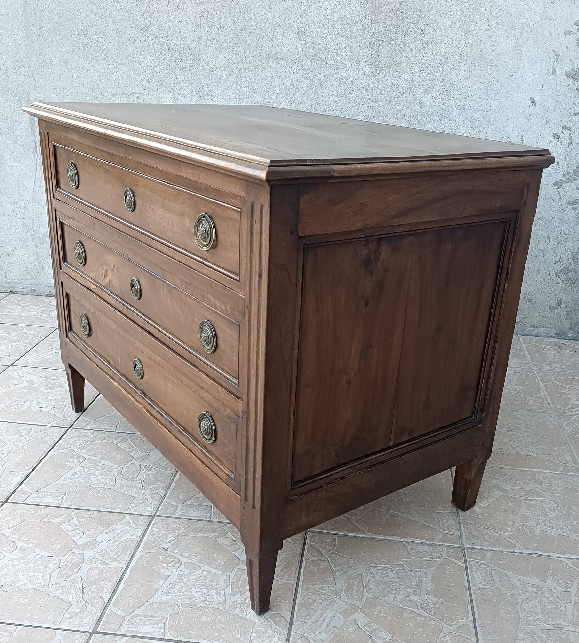Louis XVI chest of drawers in walnut, 19th century