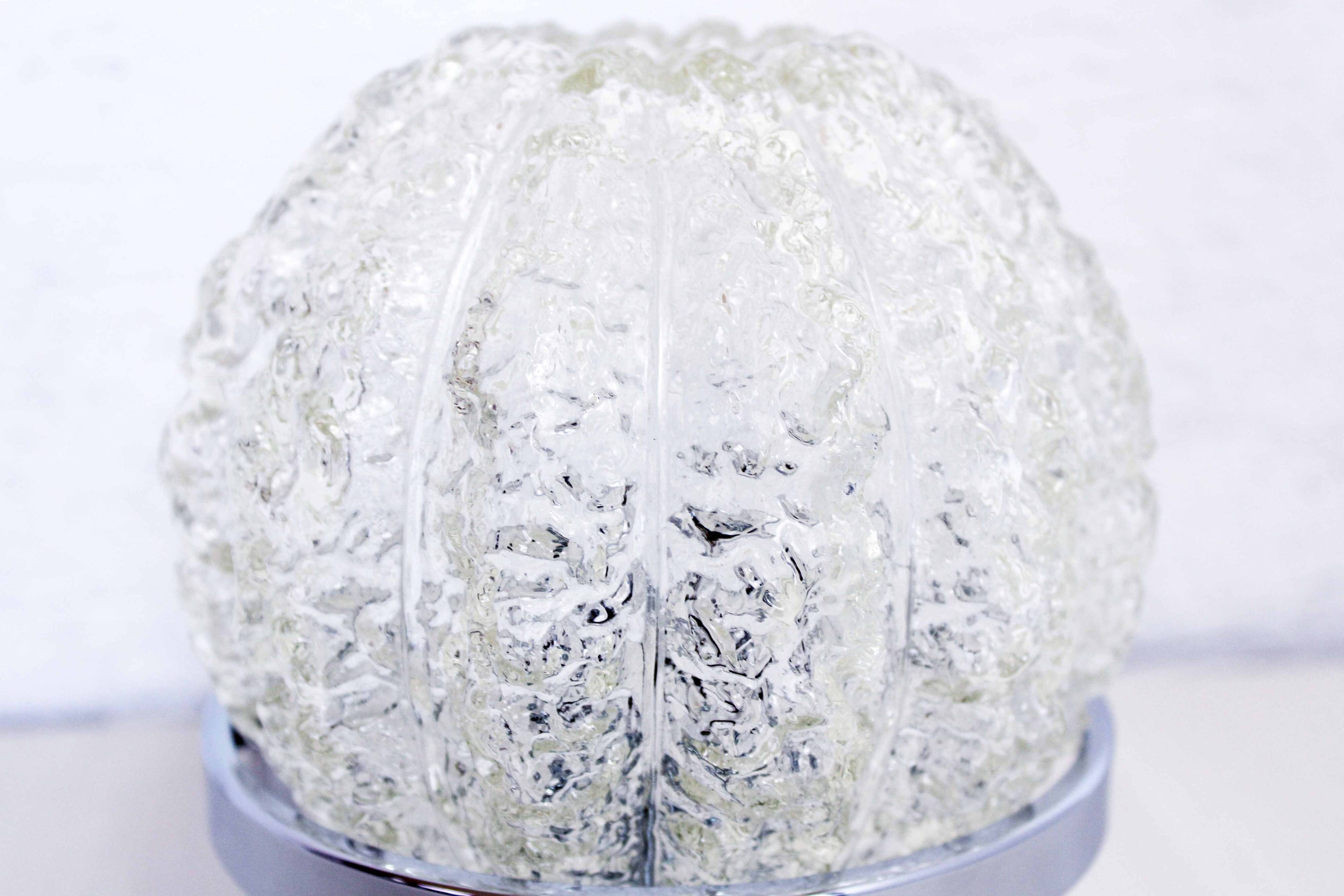 Lampe à poser en verre sur socle argenté