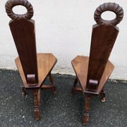 2 chaises à trois pieds en bois massif