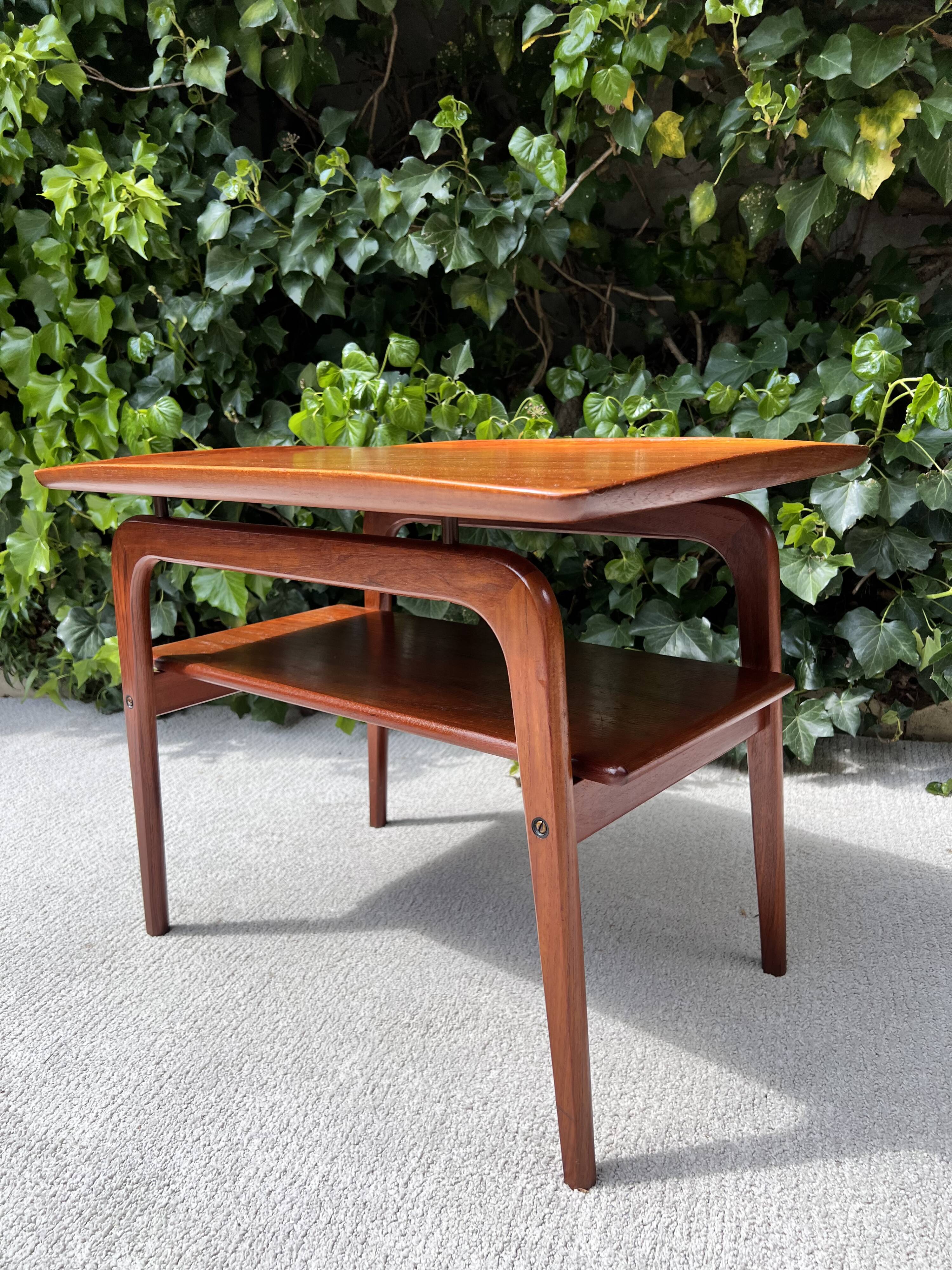 Table d’appoint danoise en teck par Arne H-Olsen