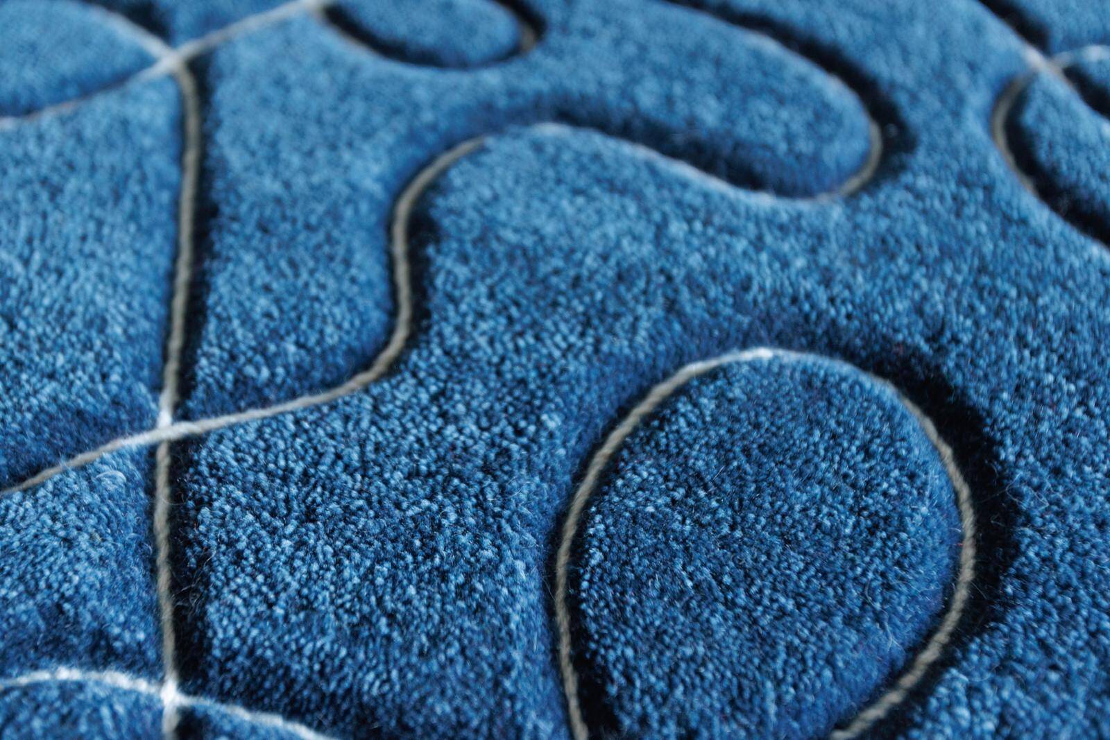 Tapis « Ciapek Art » bleu et blanc tuffeté à la main