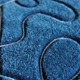 Tapis « Ciapek Art » bleu et blanc tuffeté à la main