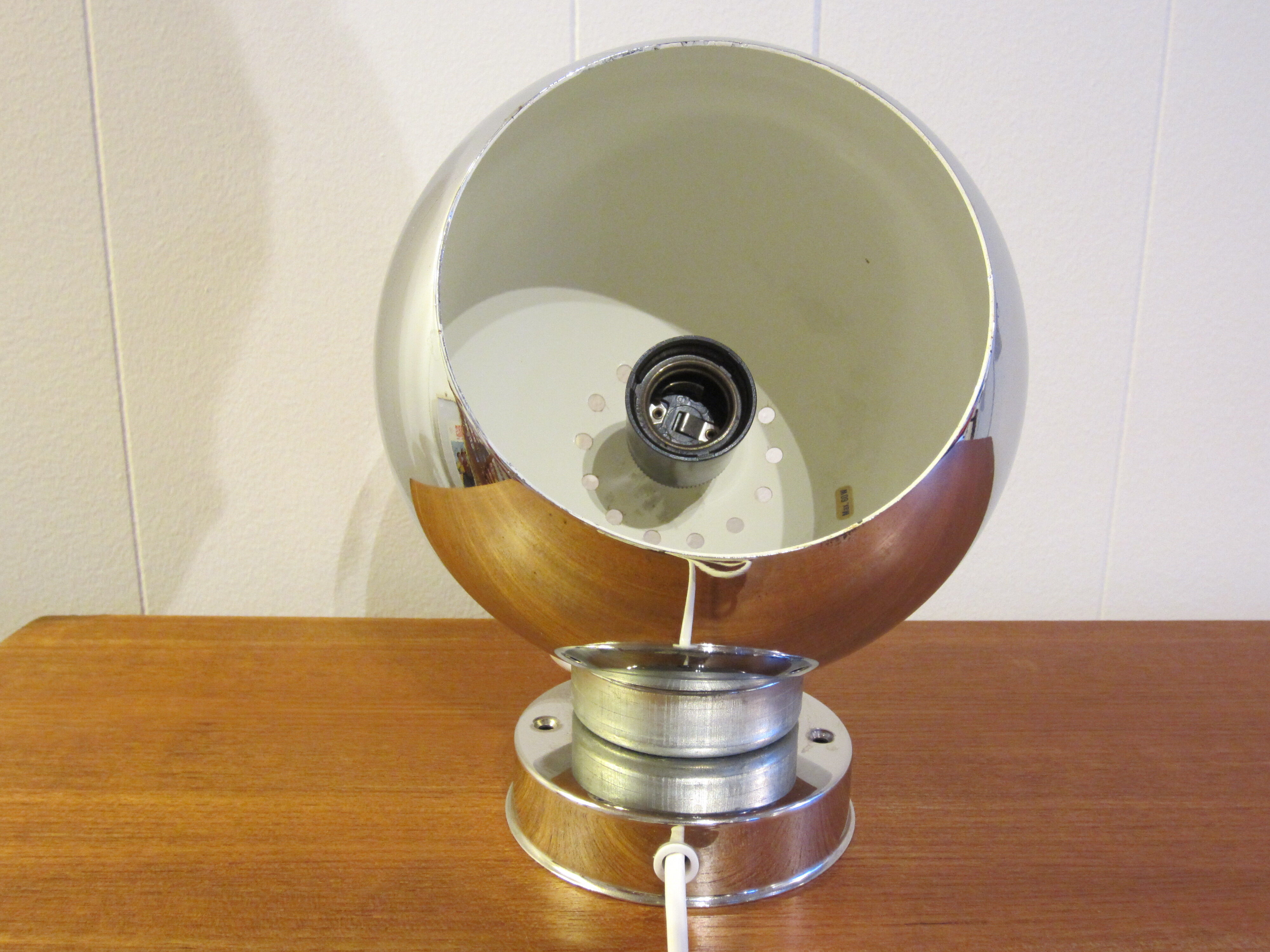 Scandinavian magnetic wall light by Trivselbelysning