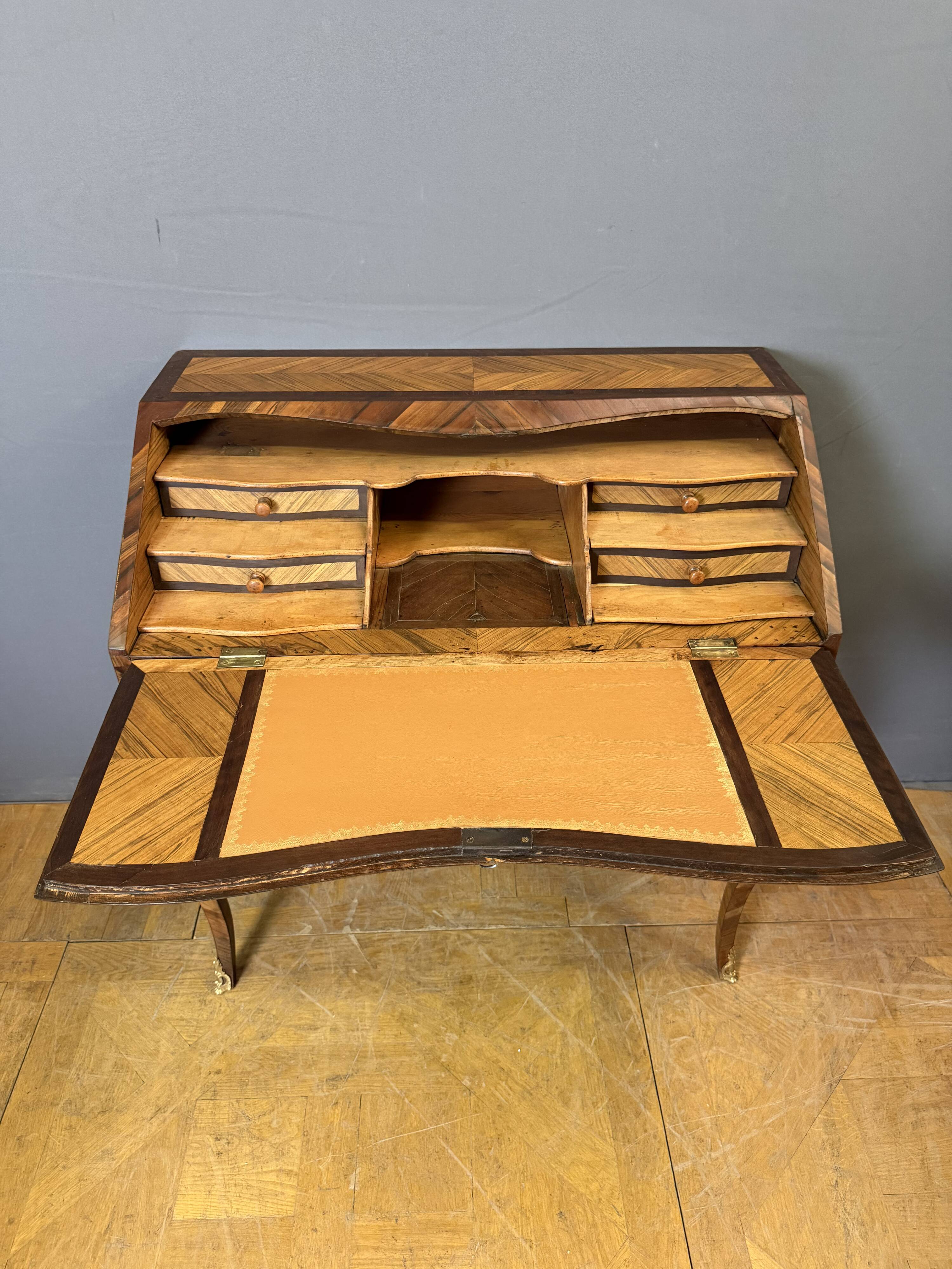 Louis XV slant-top desk in marquetry from the 18th century.