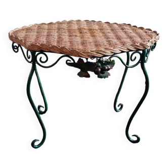 Petite table d'apoint en osier et métal au décor de vigne et raisin