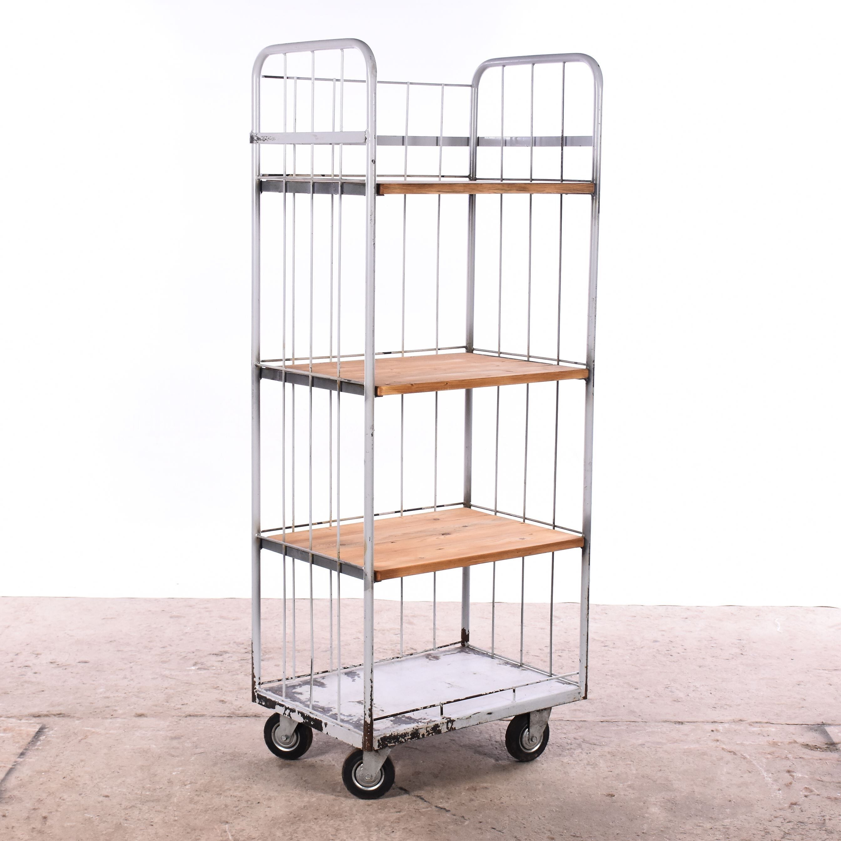 Shelving unit on wheels