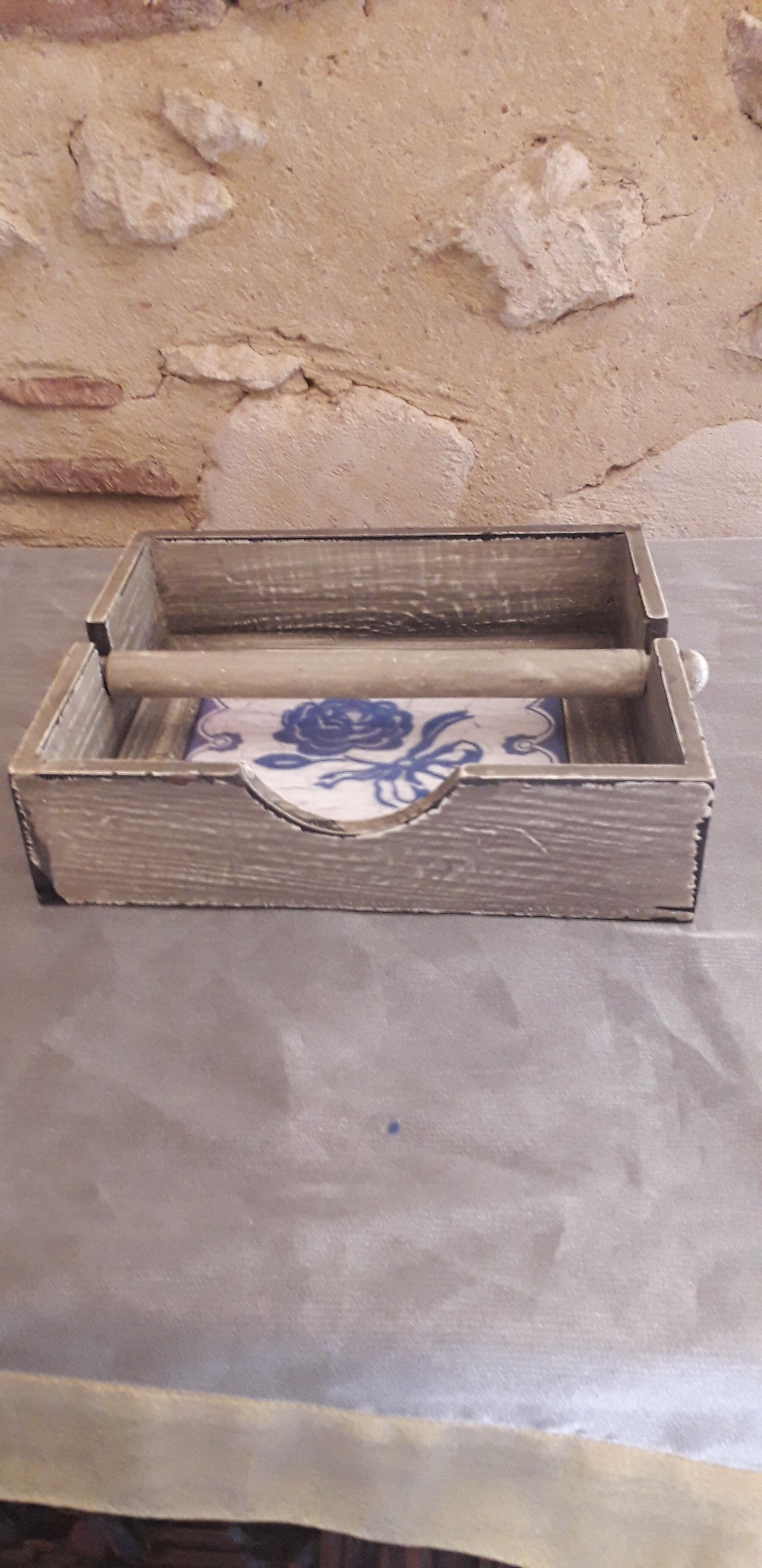 Grey patinated wooden top, ceramic bottom, for napkins/paper napkins