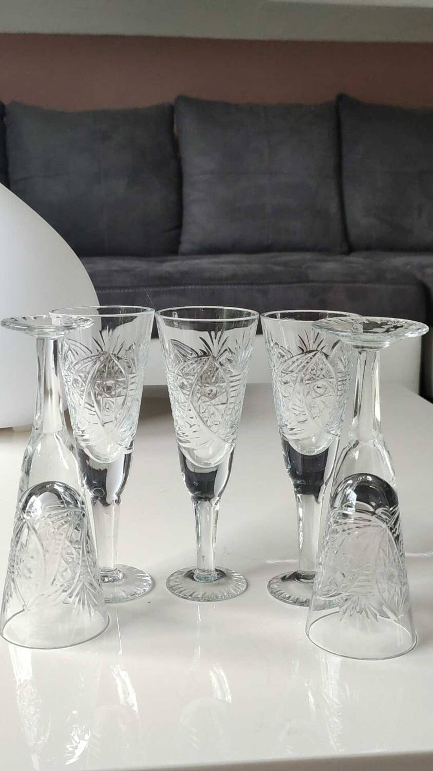 Lot 5 x Small Art Deco champagne flutes. Sophisticated star/cross/deciduous patterns. Boho chic. High 15.5 cm