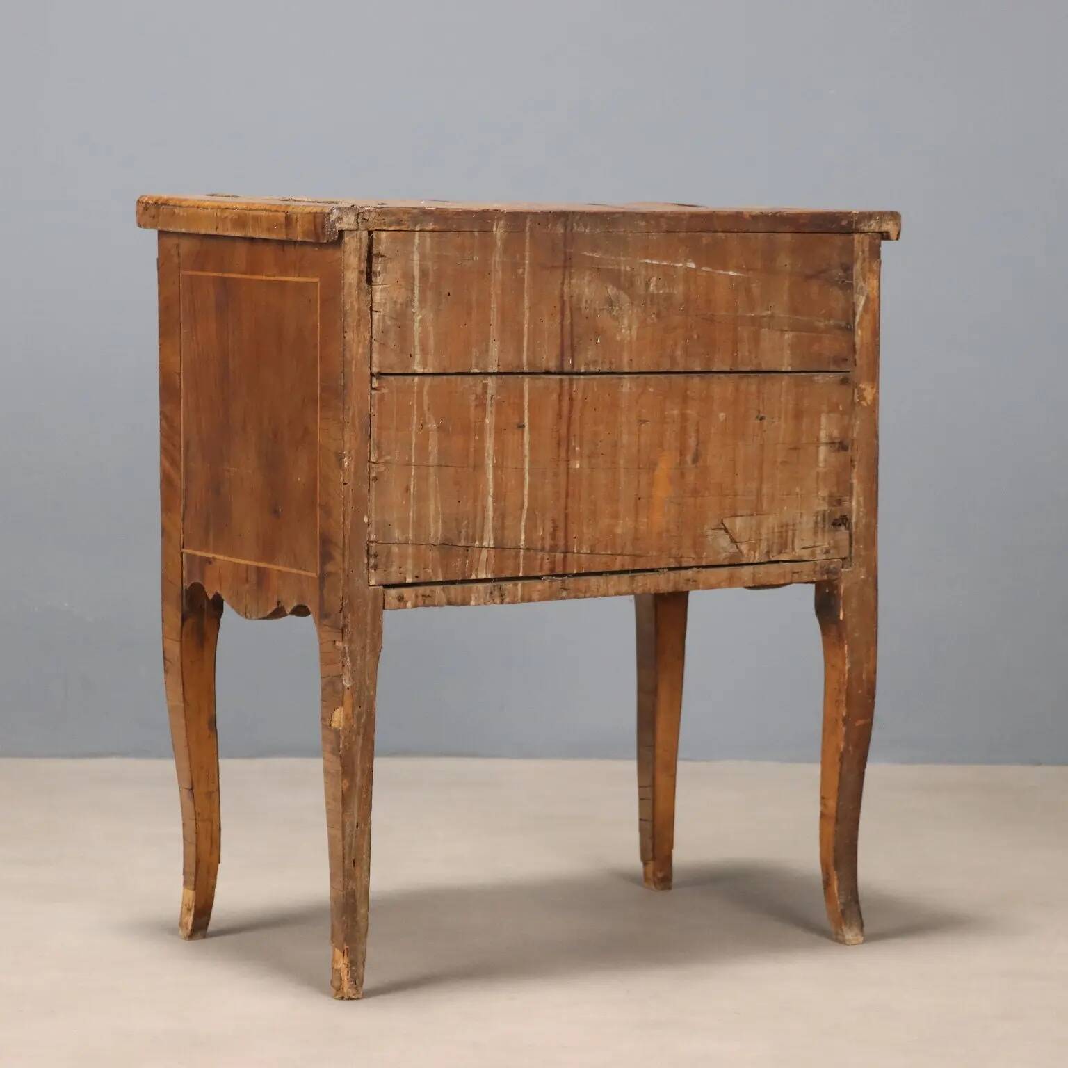 Antique baroque bedside table in walnut and maple, Italy, 18th century.
