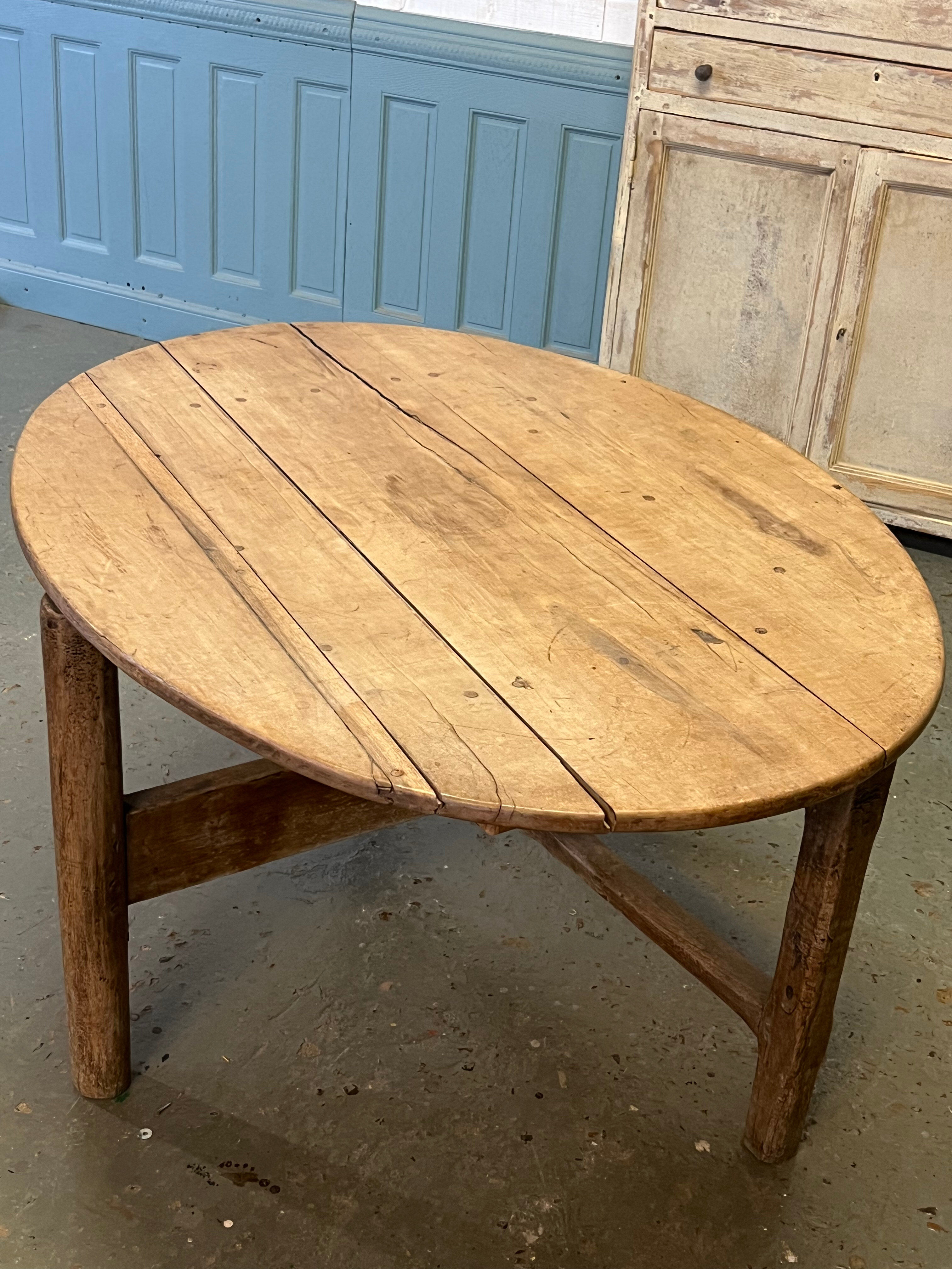 Table XVIIIème en noyer