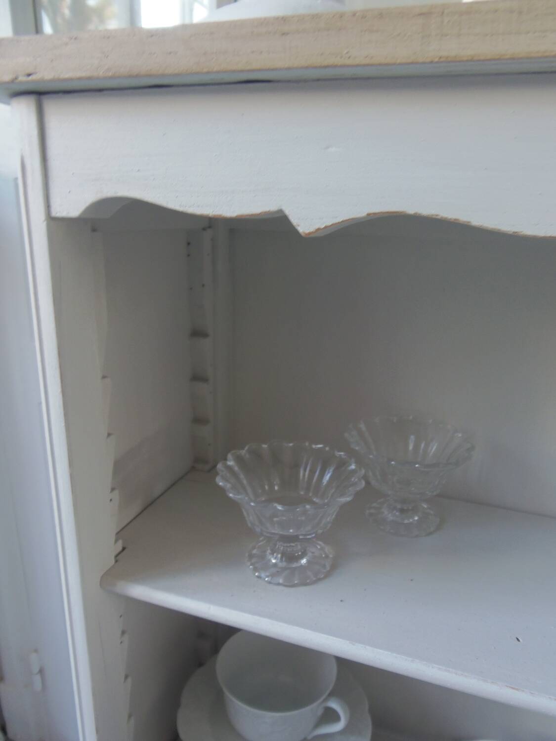 Small bookcase, 2 adjustable pearl gray patinated shelves, wooden top