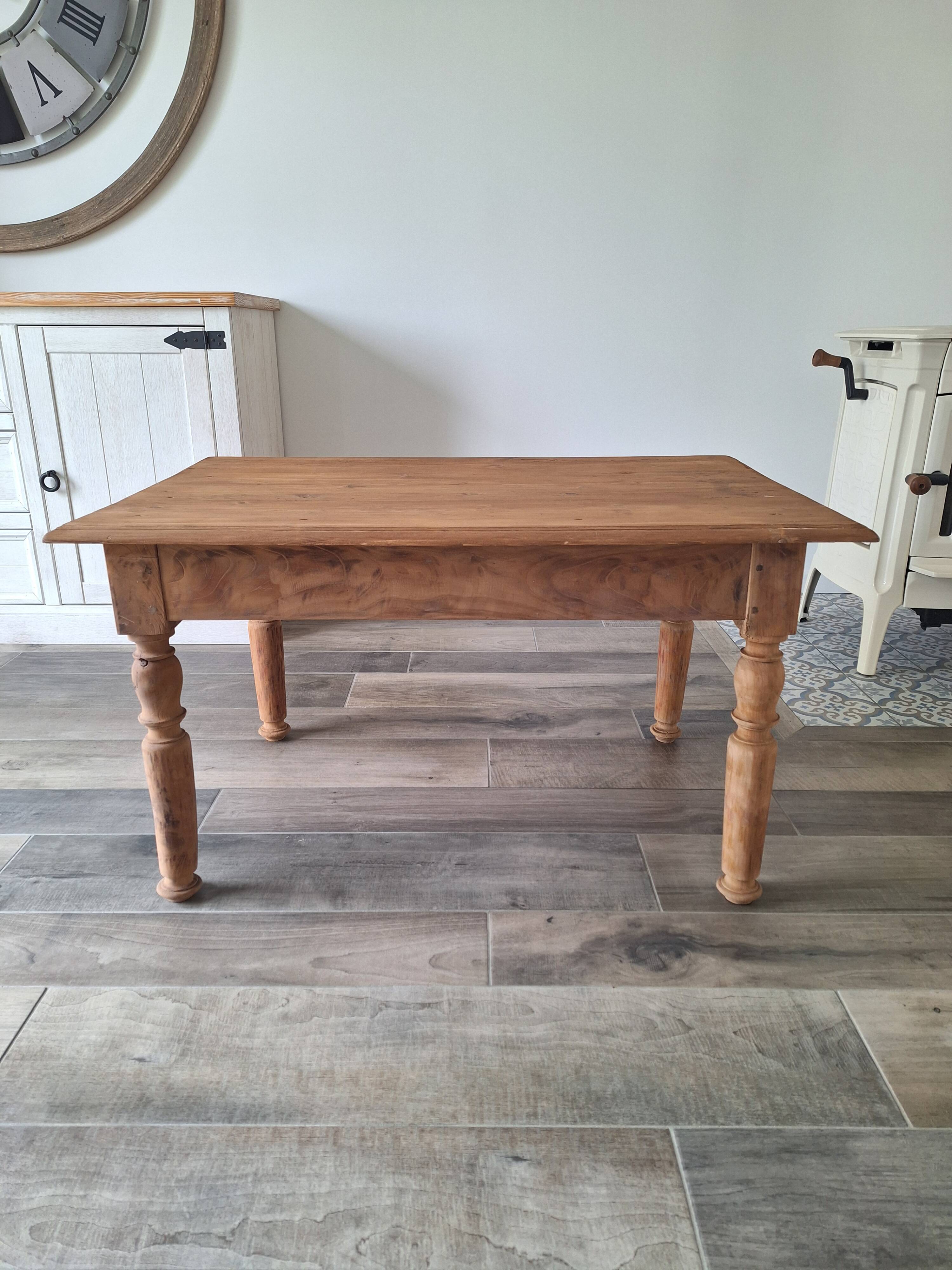 Farmhouse coffee table in solid wood, country style.