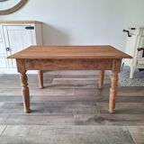Farmhouse coffee table in solid wood, country style.