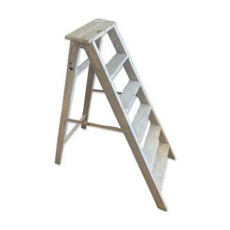 Stepladder in light gray patinated wood