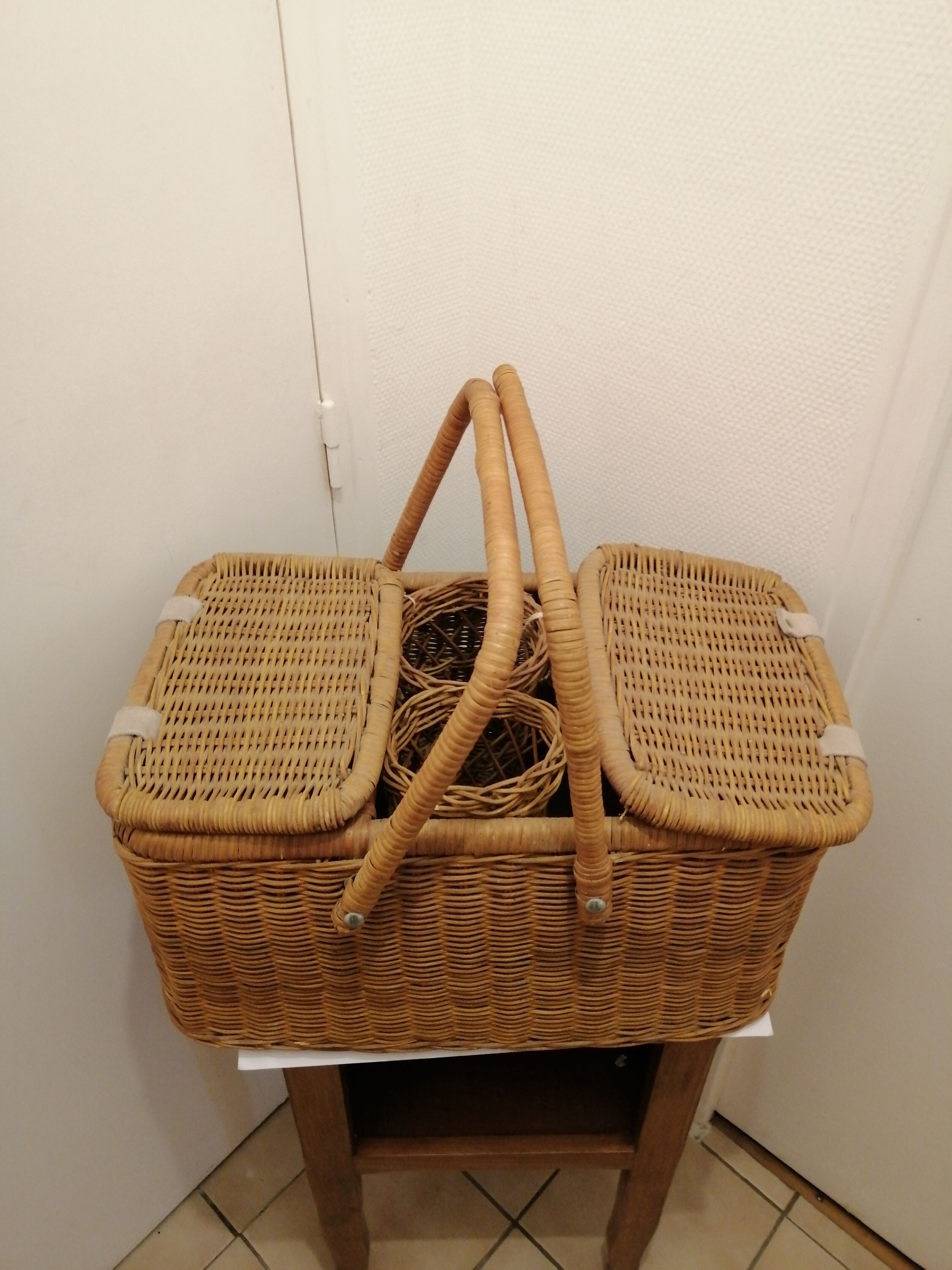 Picnic basket year 1960 vintage wicker