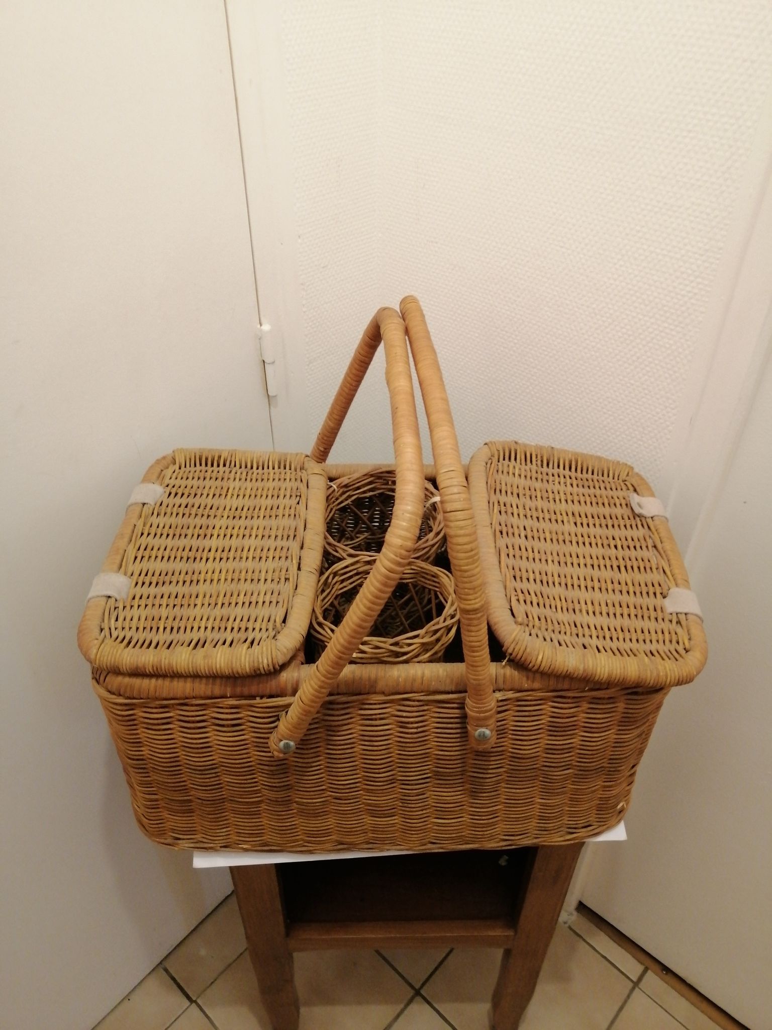 Picnic basket year 1960 vintage wicker