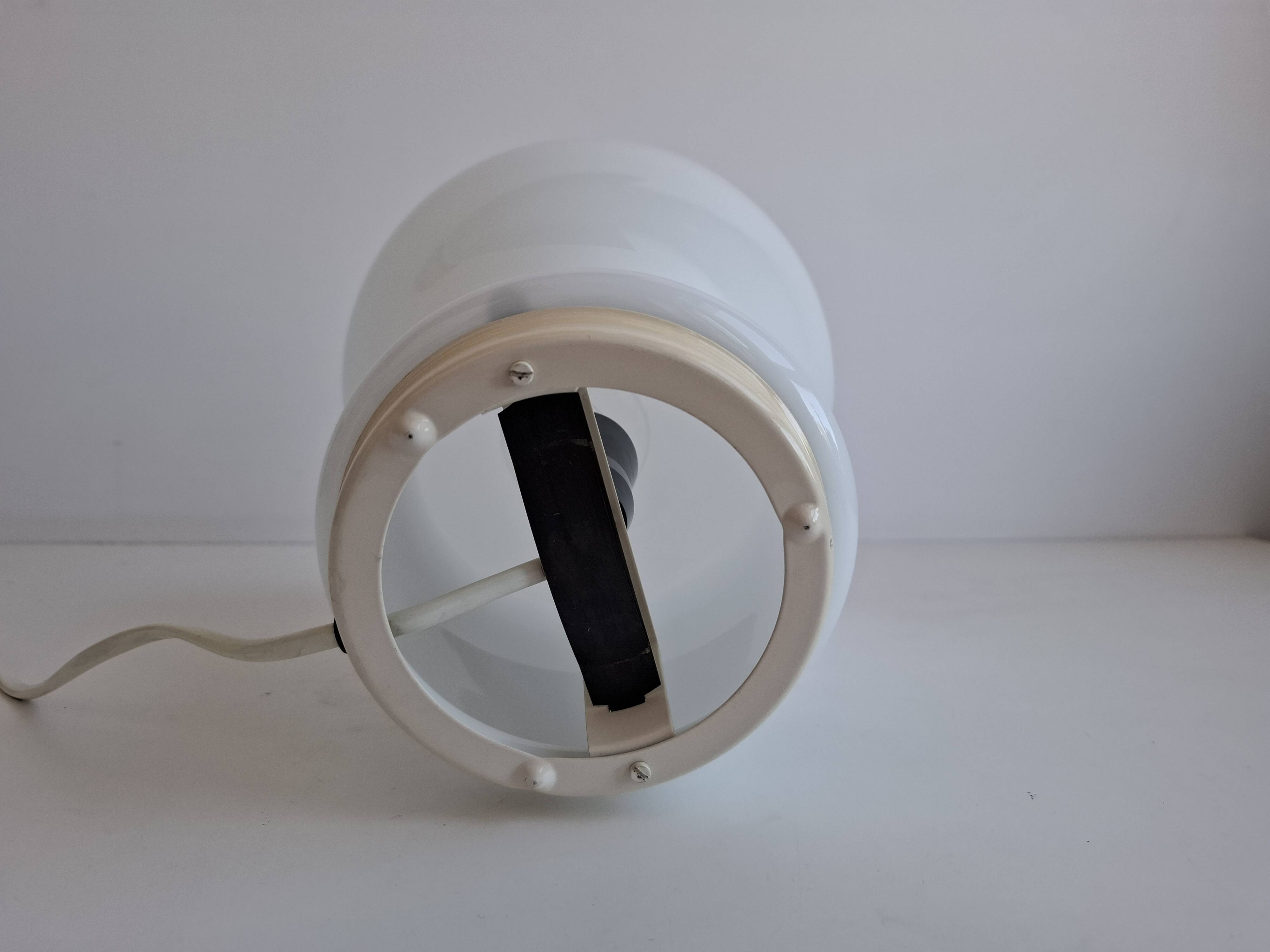 Lampe de table en verre opalin tchécoslovaque d'Ivan Jakeš des années 1970