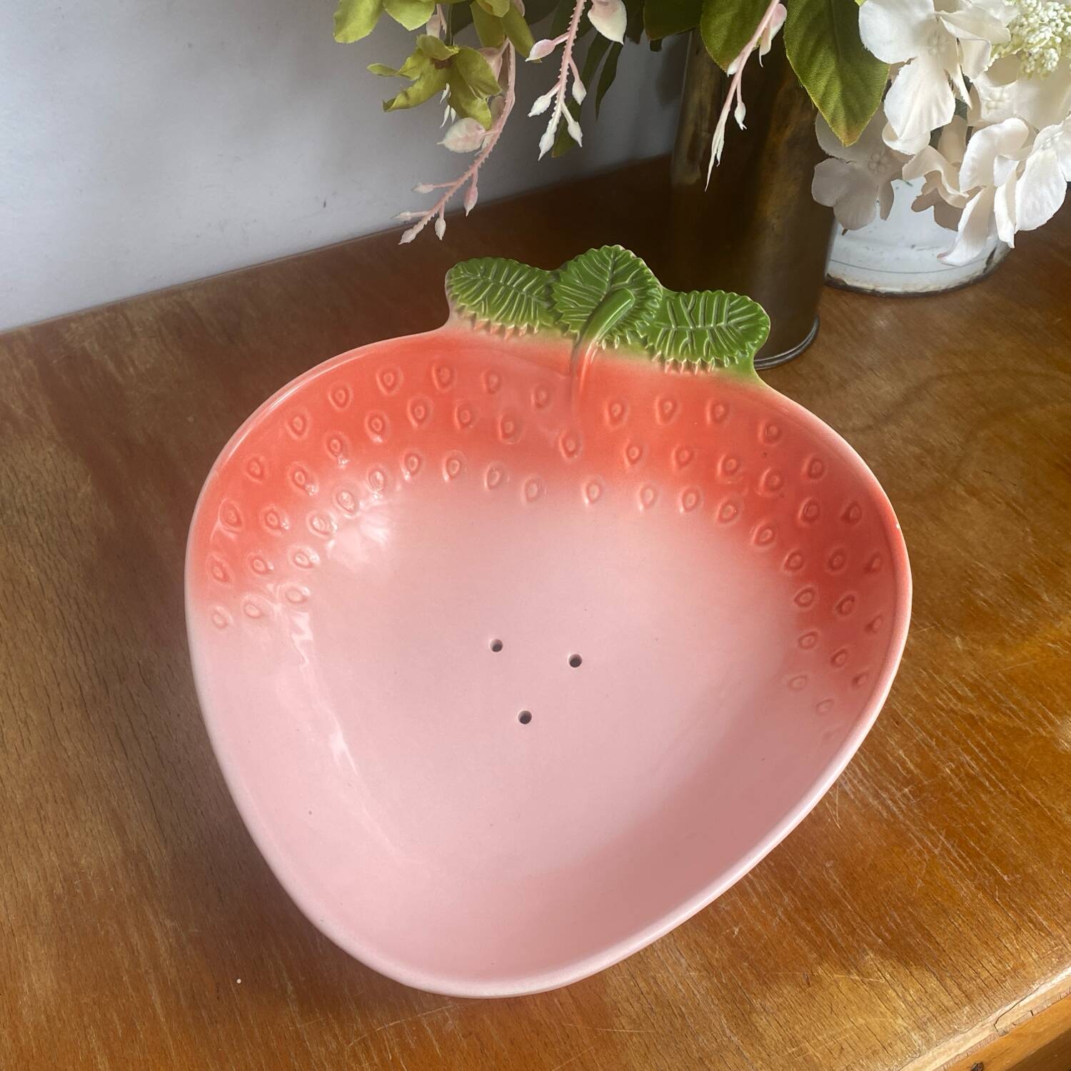 Strawberry-shaped salad bowl in slip