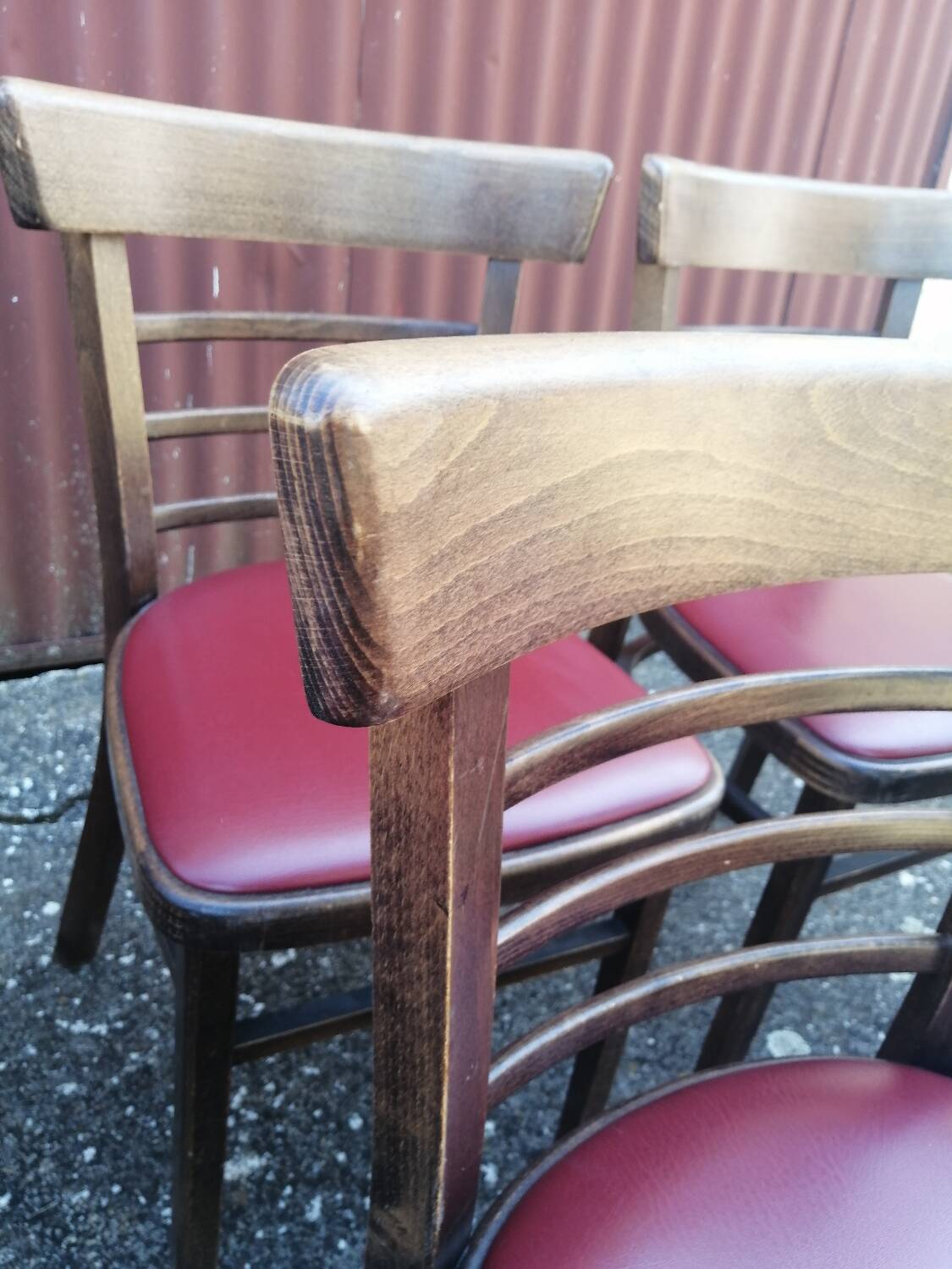 Lot de 4 chaises bistrot TON en bois courbé et assises en skaï rouge vintage.