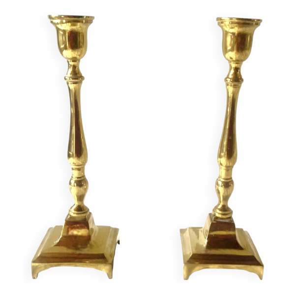 Paire d'anciens bougeoirs en laiton