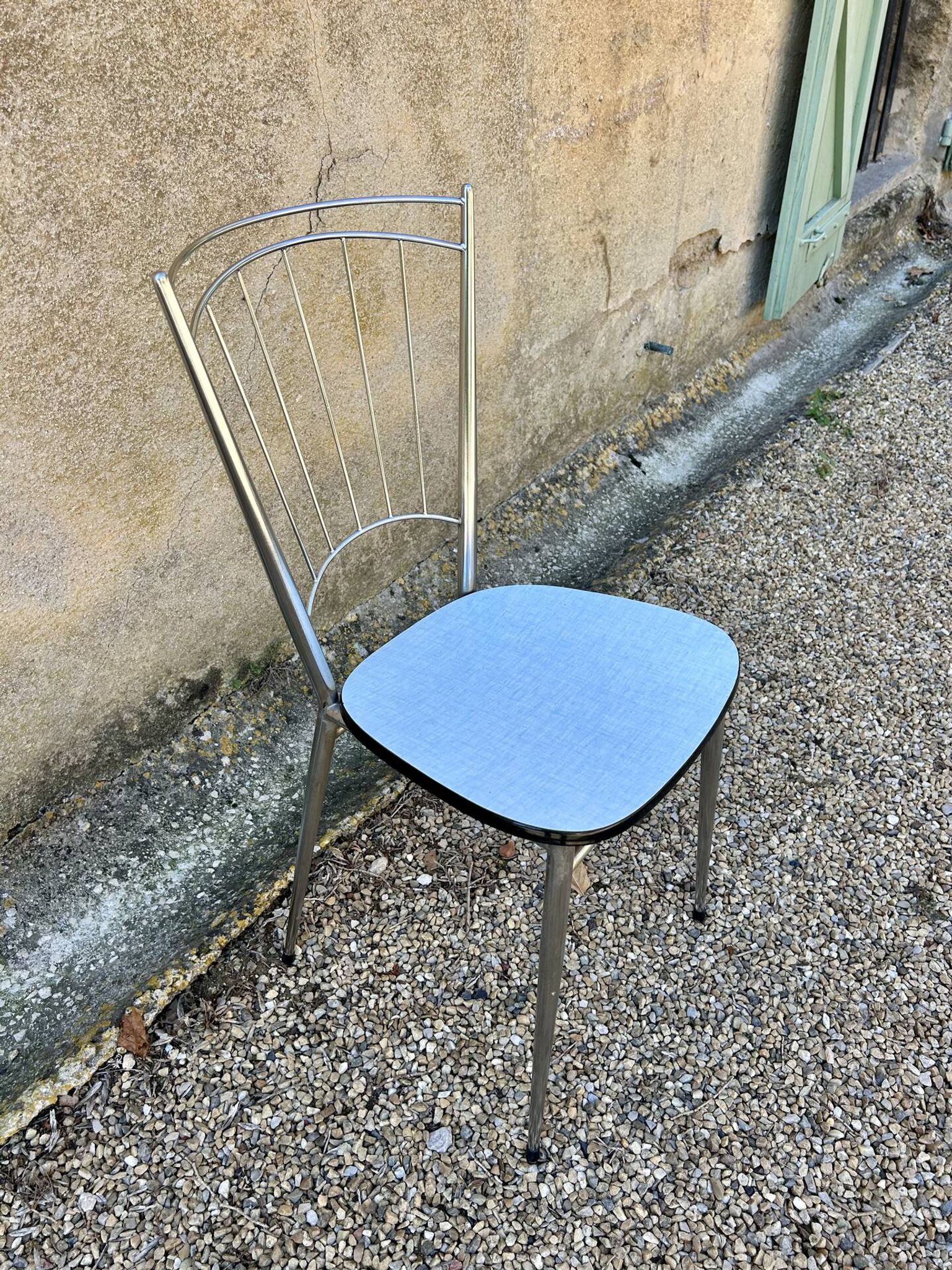 Chaise chromée en Formica bleue