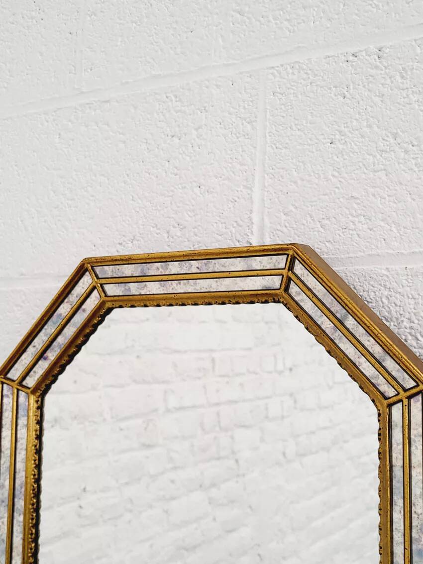 Octagonal mirror in Venetian style with gold-rimmed parecloses