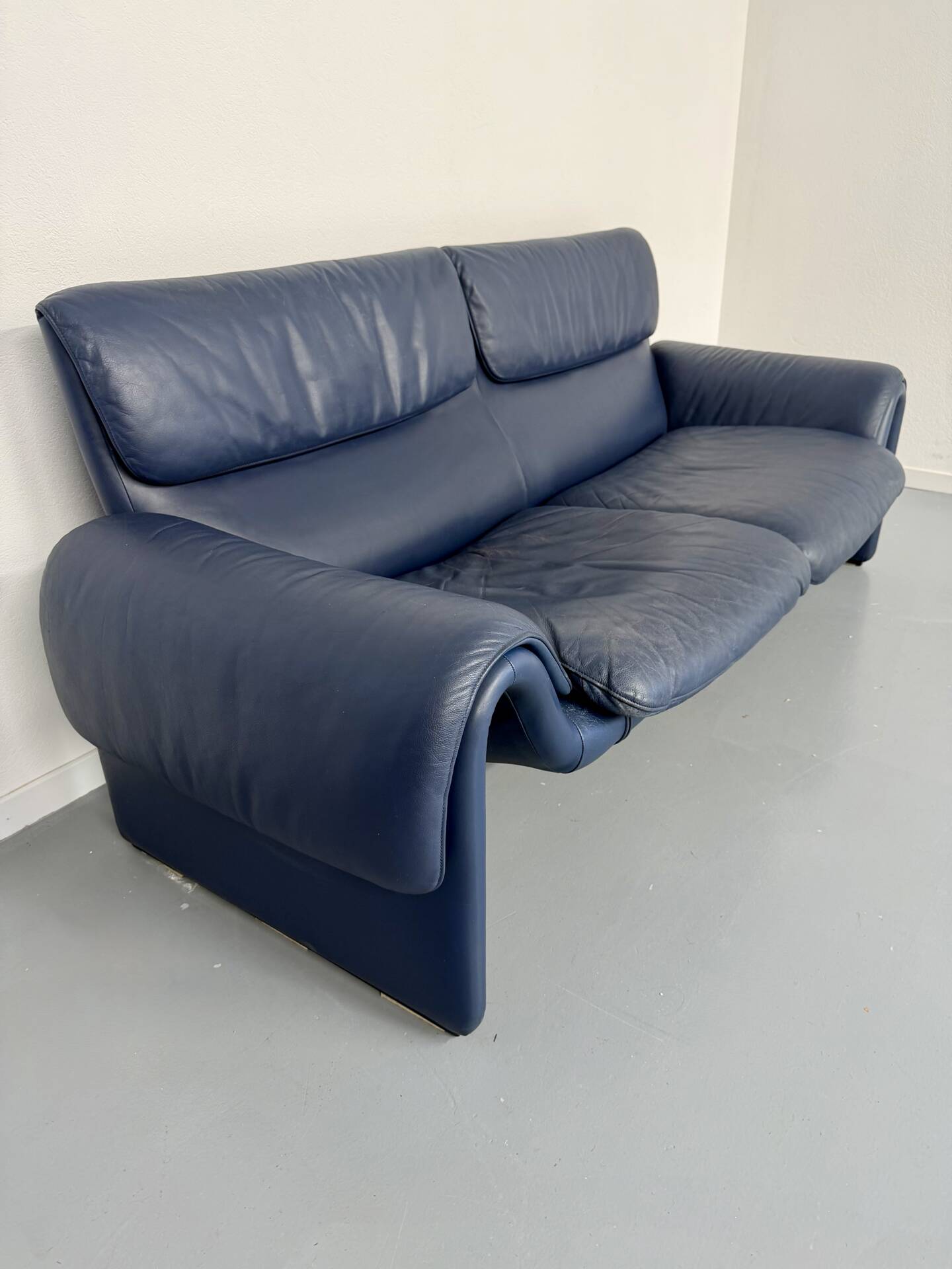 De Sede ds-2011 vintage leather sofa for 2/3 people, 1980s design.