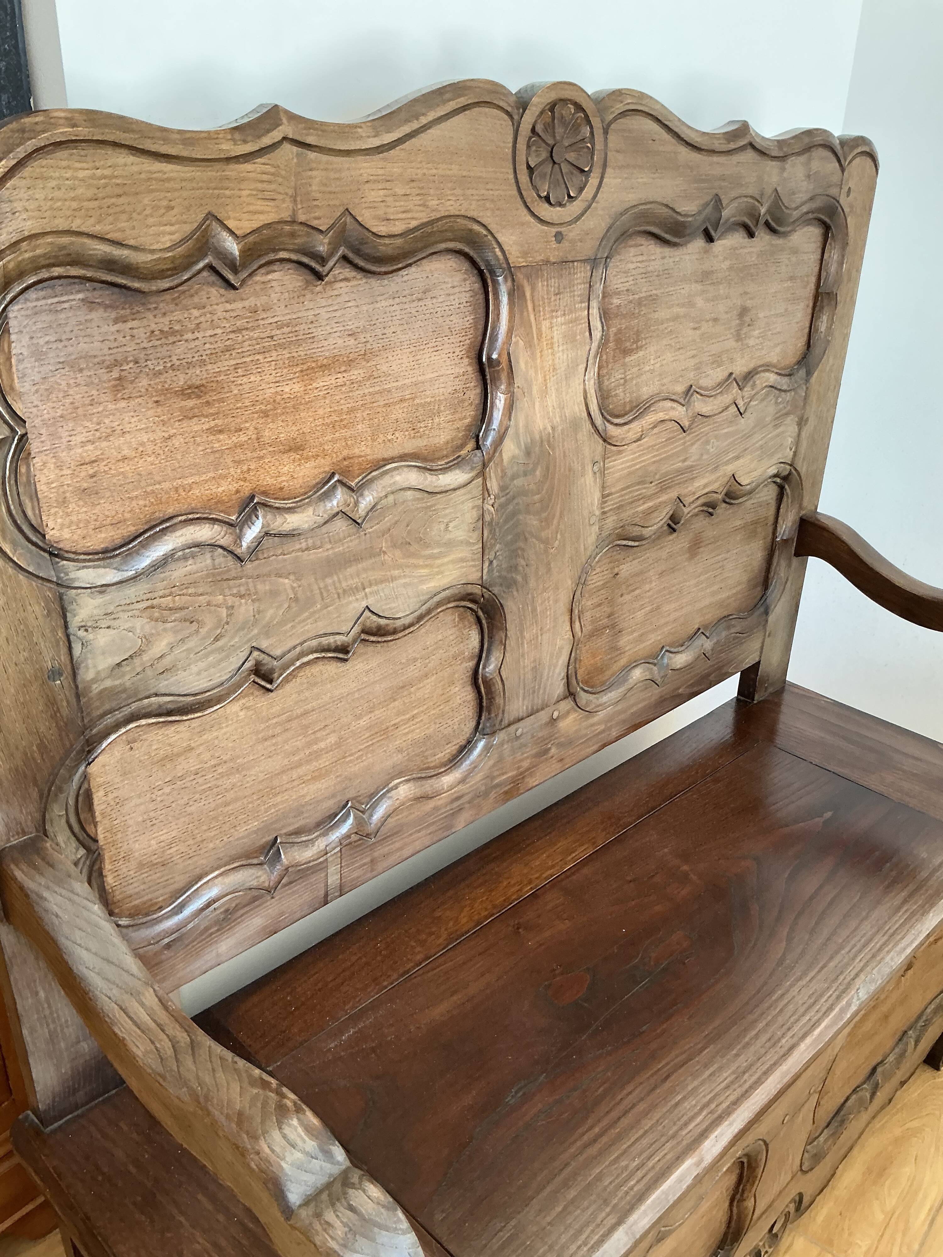 Bench / antique oak chest, closed Breton bed panels - North Finistère