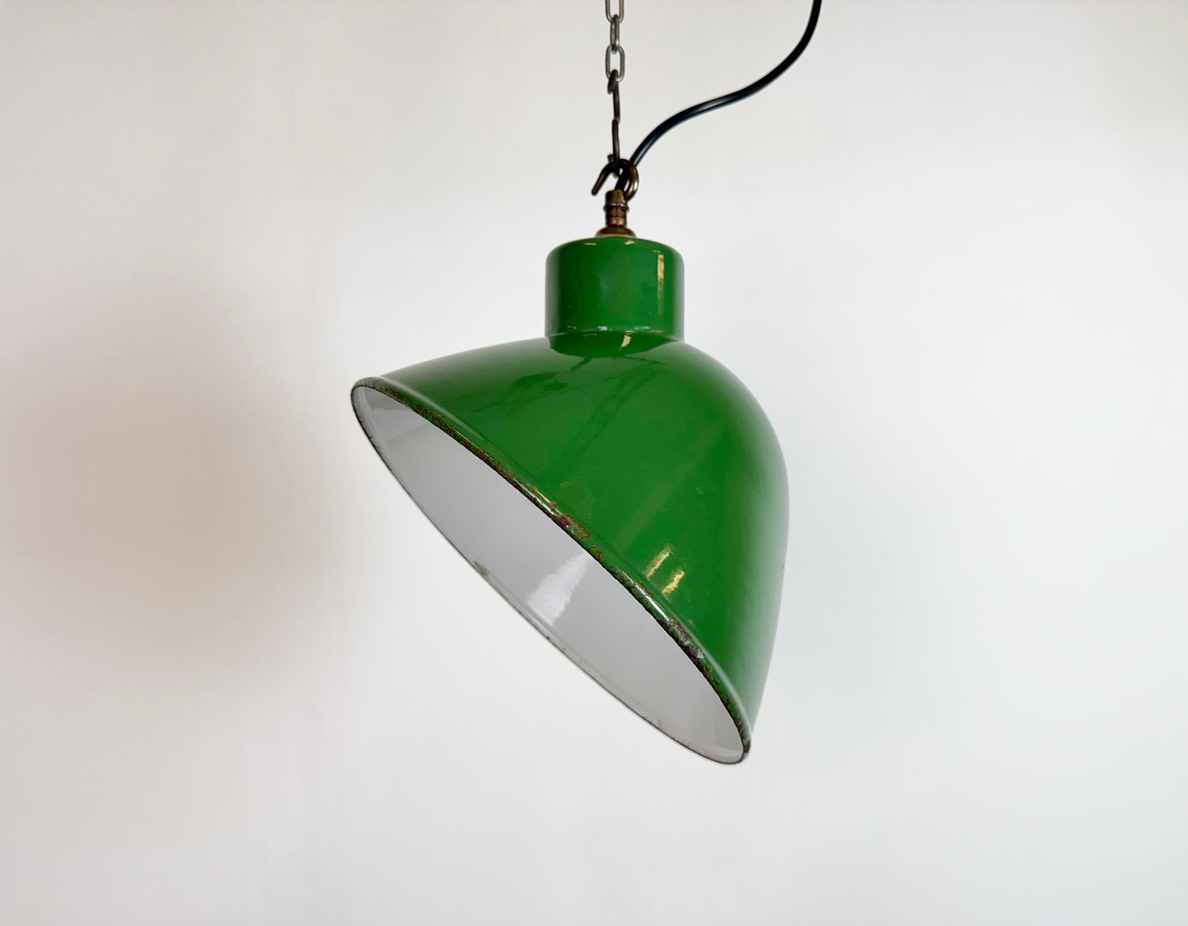 Suspension industrielle en émail vert, années 1960
