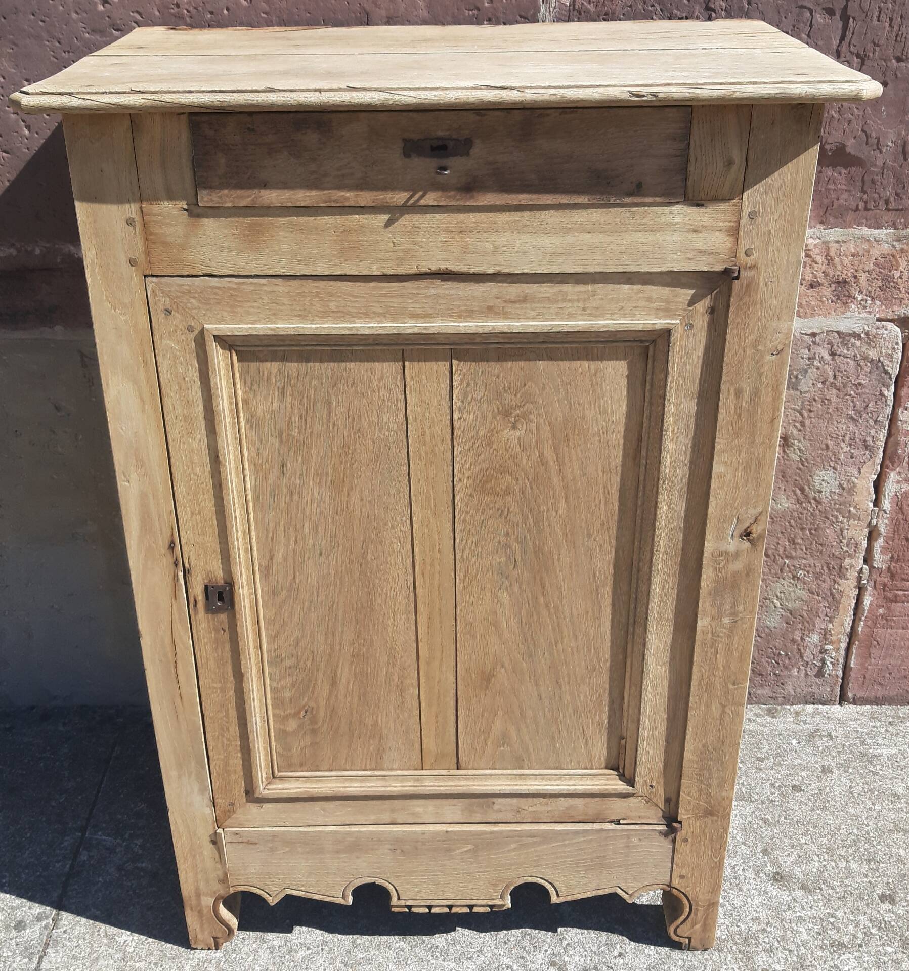Confiturier or sideboard.