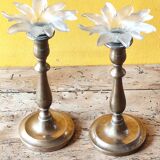 Paire de bougeoirs en laiton et bobèches en forme de fleur en verre opaque
