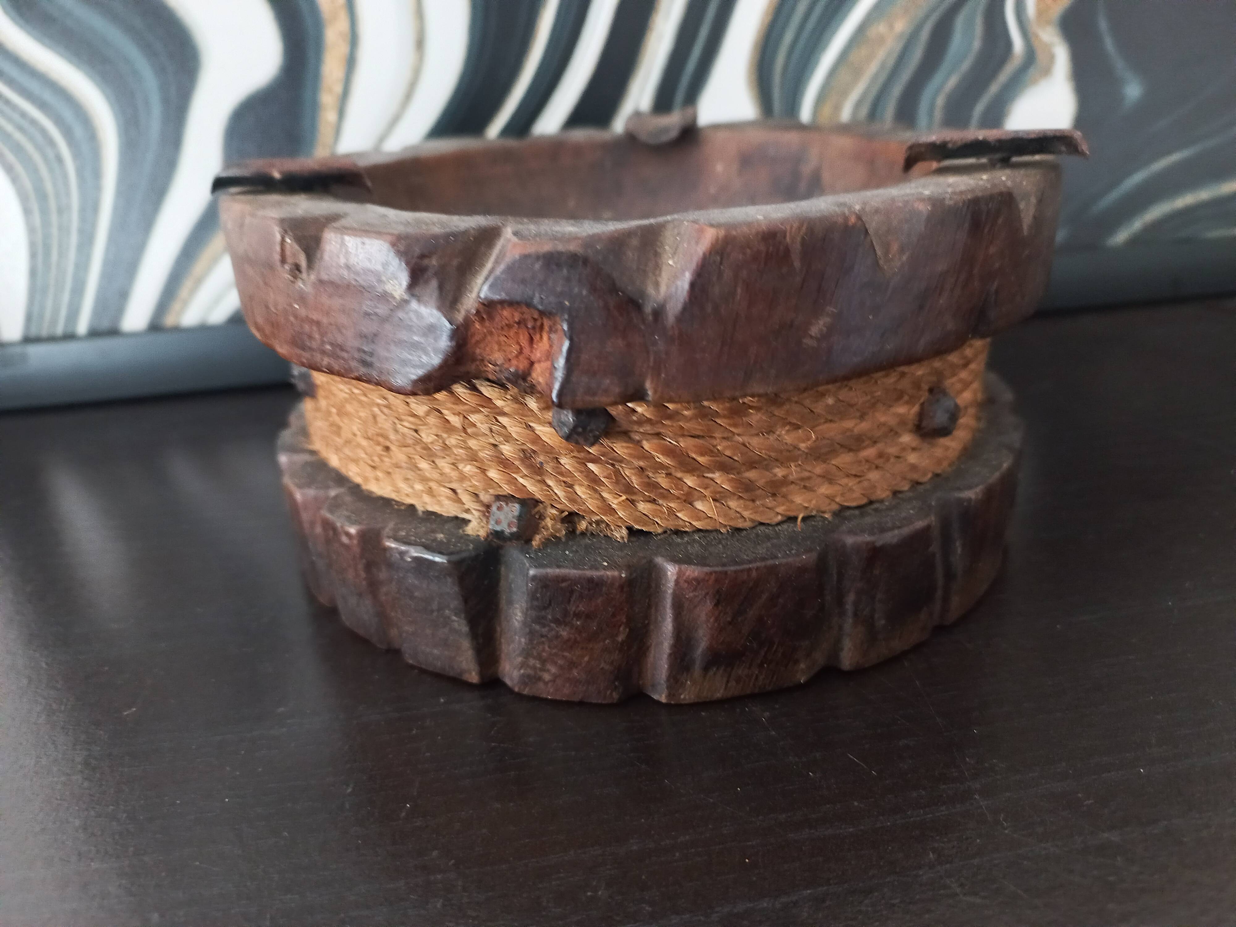 Cendrier rustique ancien en bois sculpté