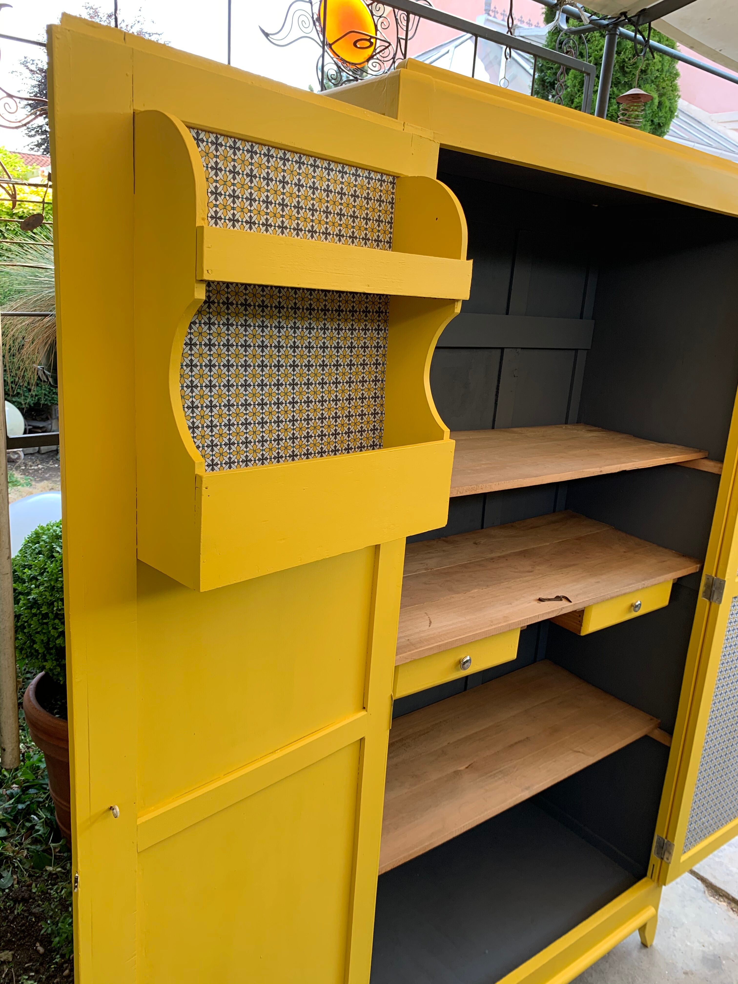 Armoire parisienne jaune poudrée 1950