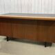 Bureau de direction anglais des années 1970 en acajou