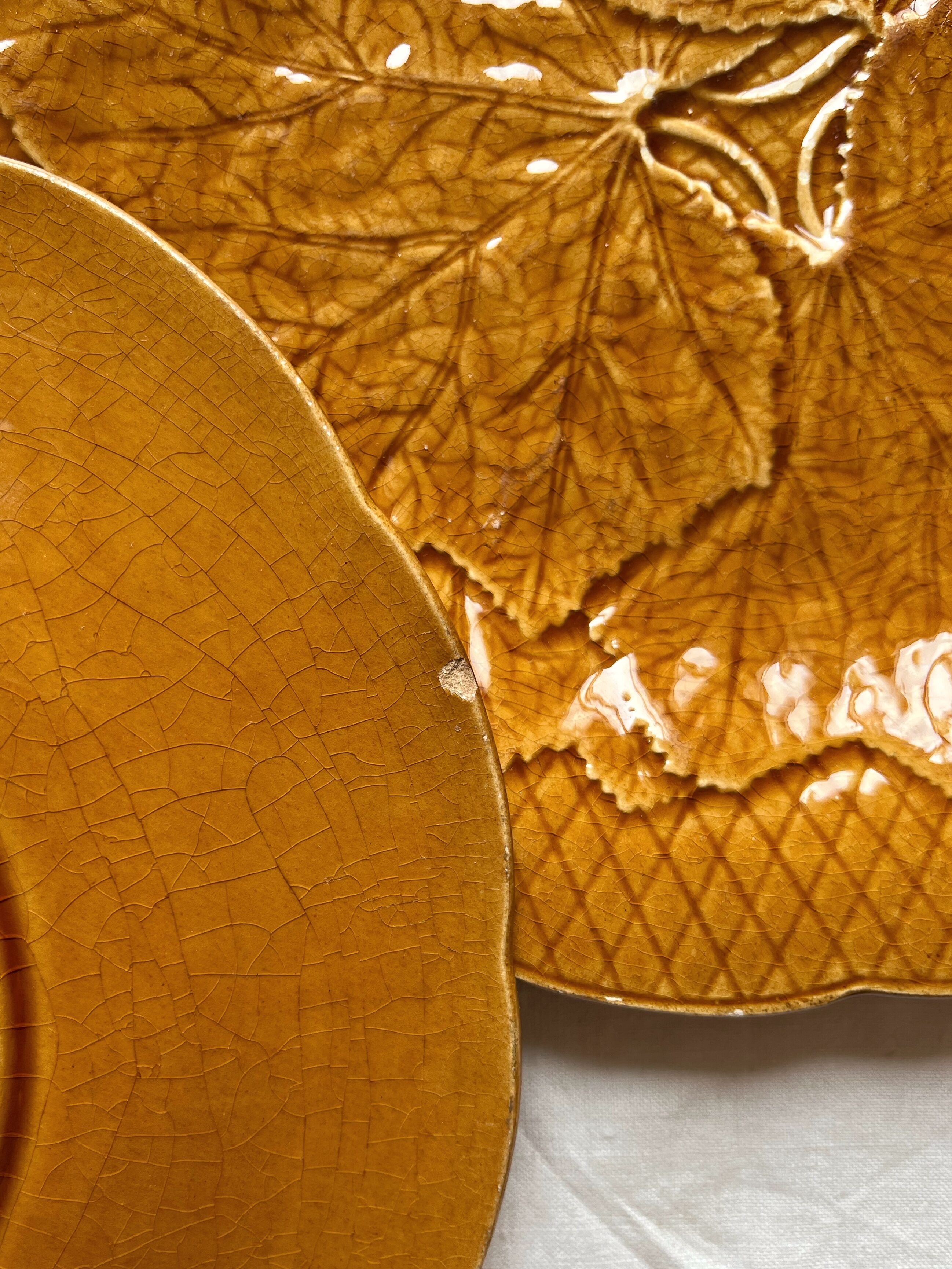 4 Gien earthenware plates with vine leaf design, Primefleur vintage creation