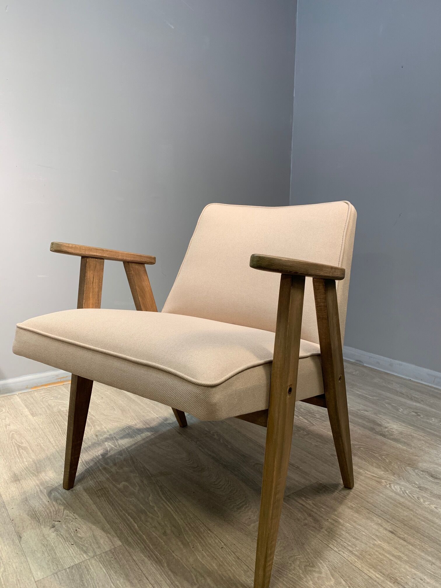 Paire de fauteuils 366, conçus par J. Chierowski